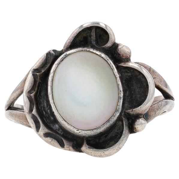 Native American Mother of Pearl Cocktail Solitaire Ring Sterling 925 Flower Sz 8 For Sale