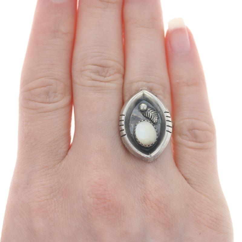 Bead Native American Mother of Pearl Ring - Sterling Silver 925 Feather Solitaire For Sale
