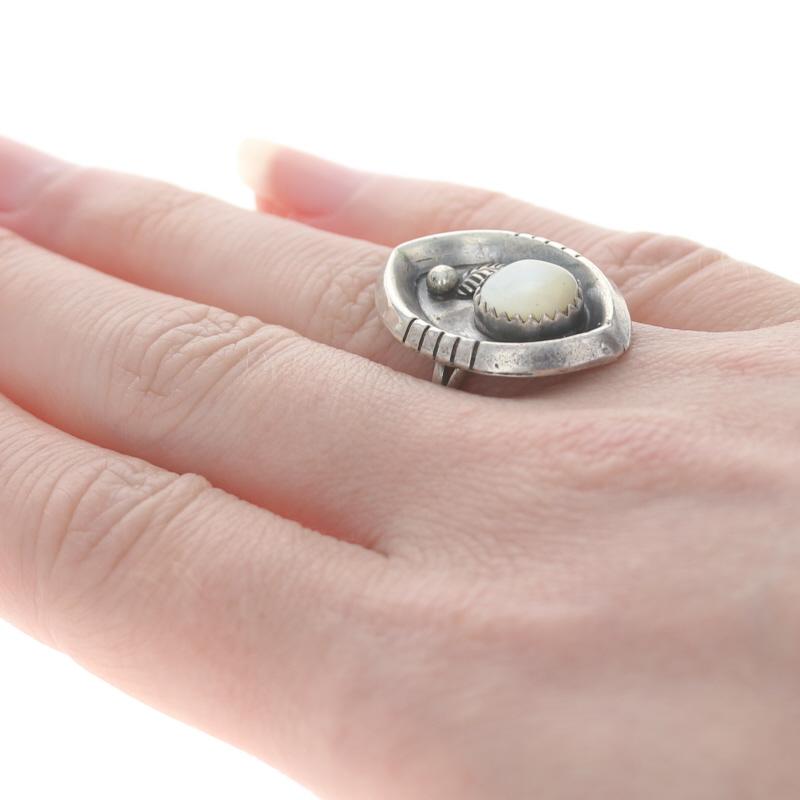Women's Native American Mother of Pearl Ring - Sterling Silver 925 Feather Solitaire For Sale