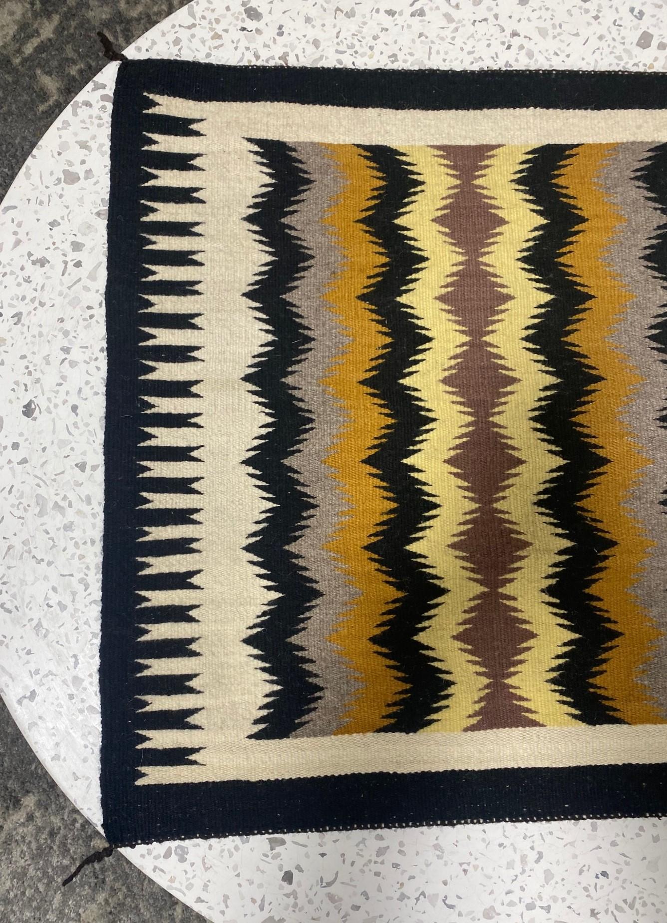 Native American Navajo Handwoven Wool Geometric Rug Mat In Good Condition For Sale In Studio City, CA