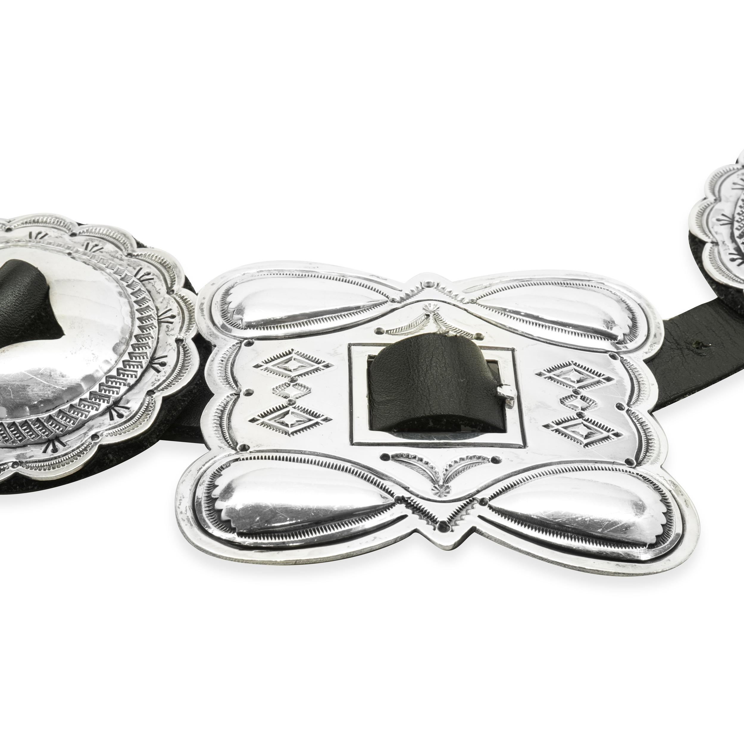 Concepteur : John B. JR Jr.
MATERIAL : argent sterling
Dimensions : la ceinture mesure 38,75 pouces de long
Poids : 520 grammes

