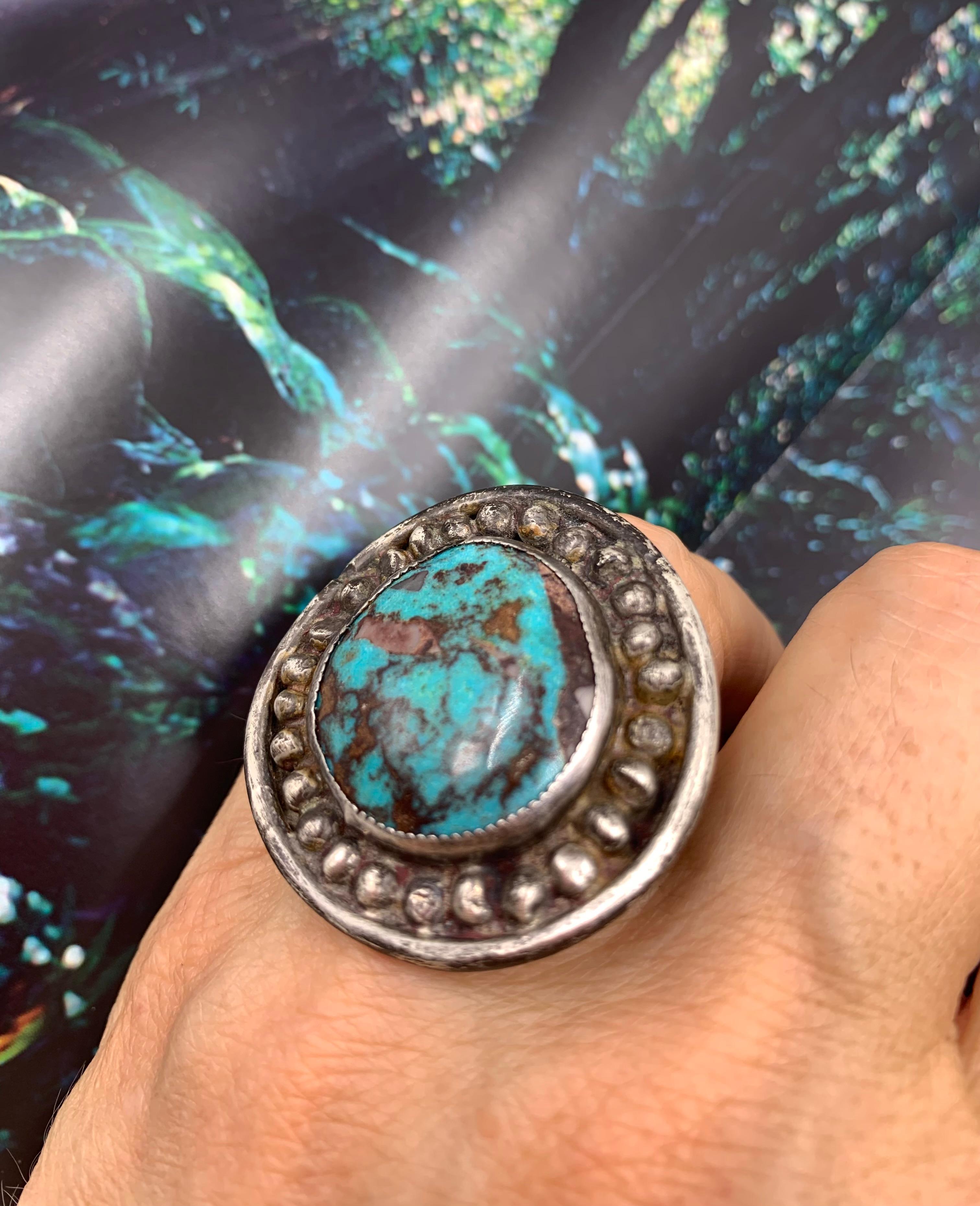 Anillo grande de turquesa natural de los indios navajos de América y plata de ley
siglo XX
Procedencia: de la herencia de un destacado psiquiatra de Nueva York y coleccionista de joyería fina del Suroeste
Llamativa gema central de turquesa natural,