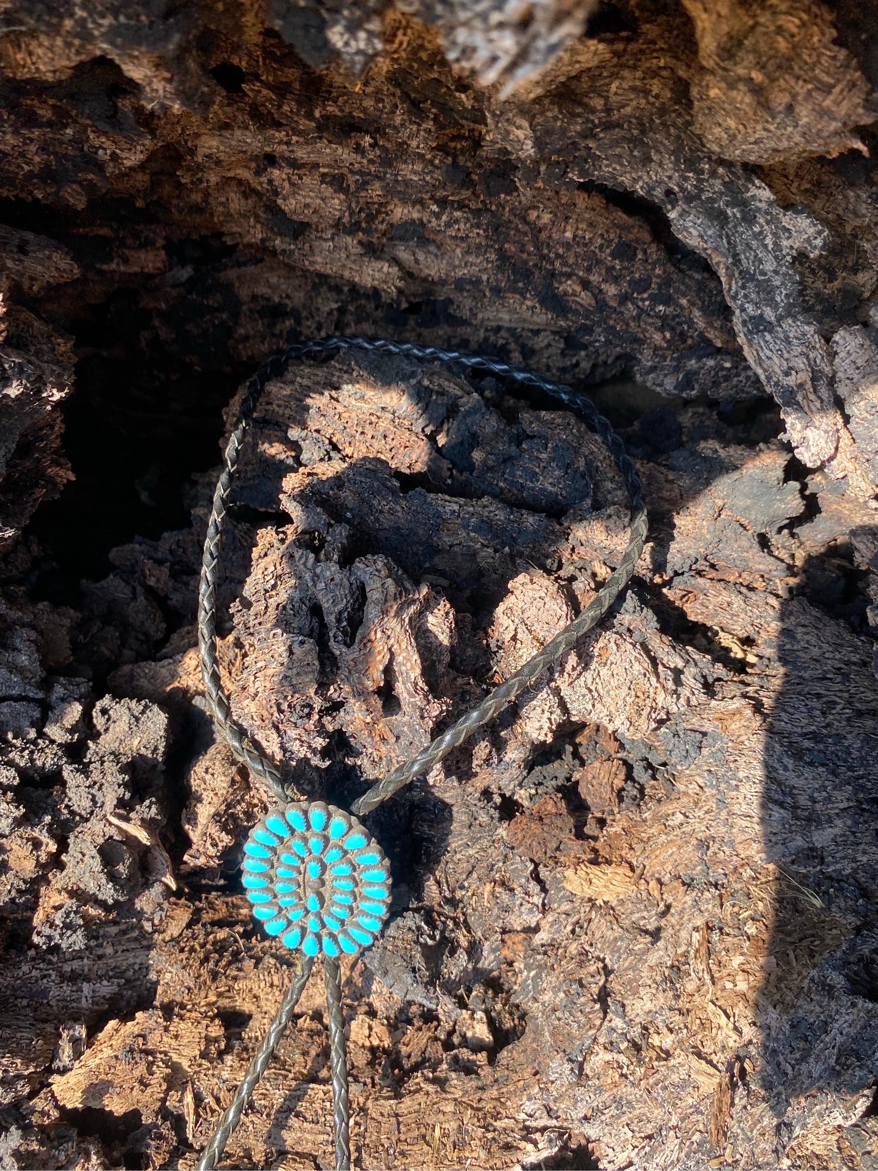 Fait main 1950s Native American Navajo Pawn Silver & Petit Point Turquoise Bolo Tie en vente