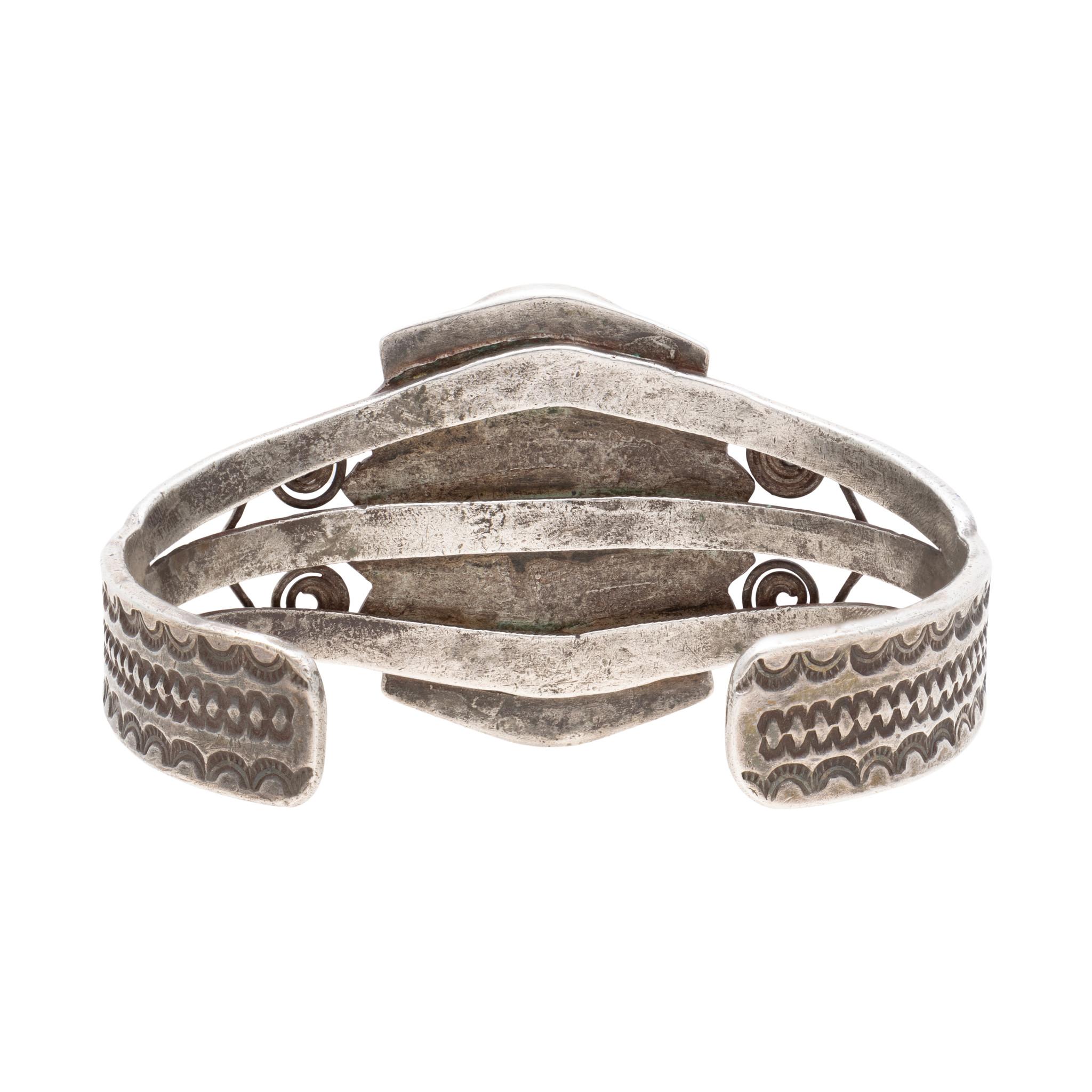 Bracelet indien Navajo en argent et turquoise de Royston. Grande pierre entourée de motifs et d'enroulements du sud-ouest estampillés à la main. Pas de marque de fabricant. La pierre est d'un bleu et d'un vert superposés, avec une belle matrice