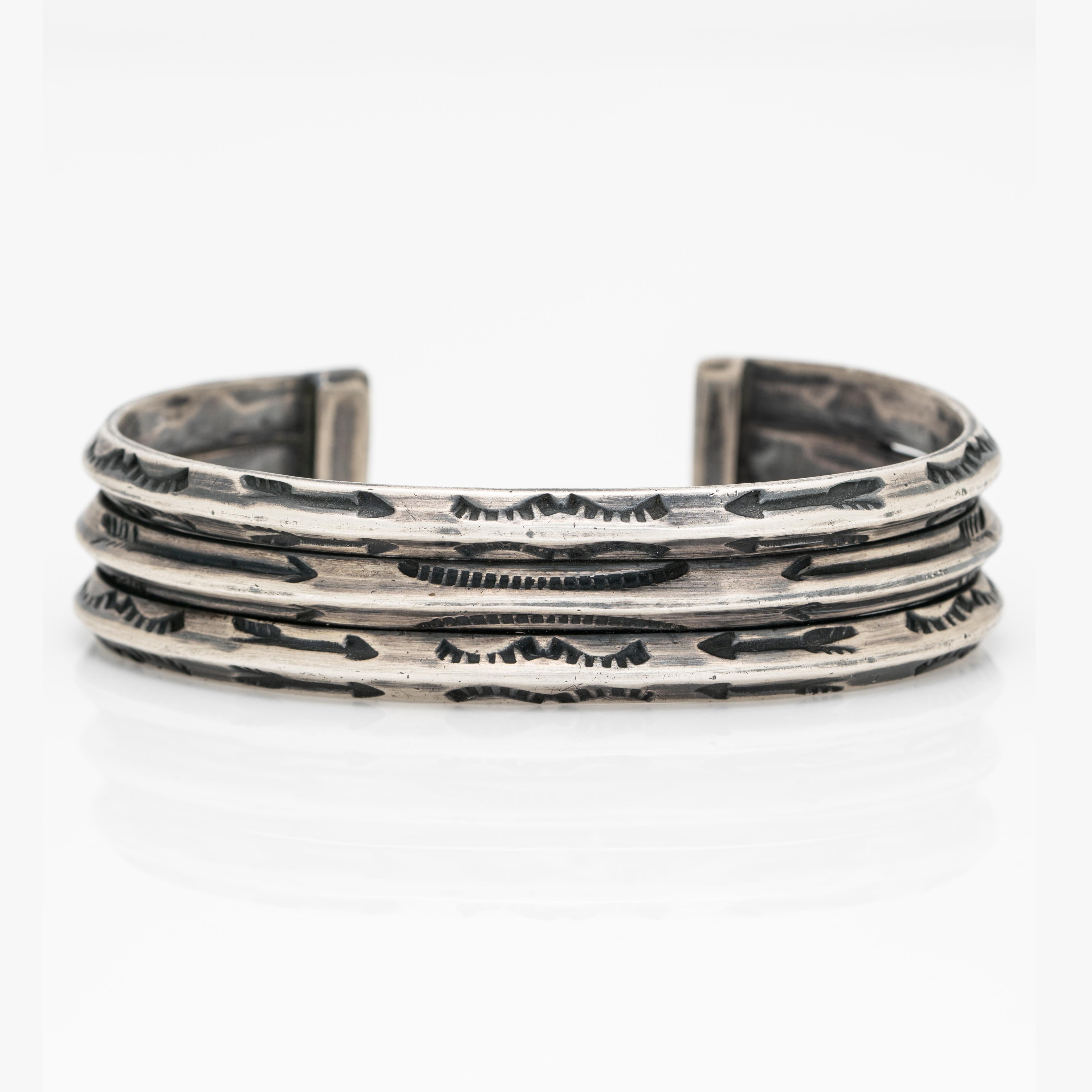 Vintage Navajo Silver Double Row Cuff with Hand Engraved Arrow Detail c.1950s 

Length: 67.7mm
Width: 16.29mm
Weight: 48.54 grams