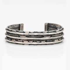 Brazalete Navajo Nativo Americano de Plata de Doble Fila con Detalle de Flecha Grabado a Mano