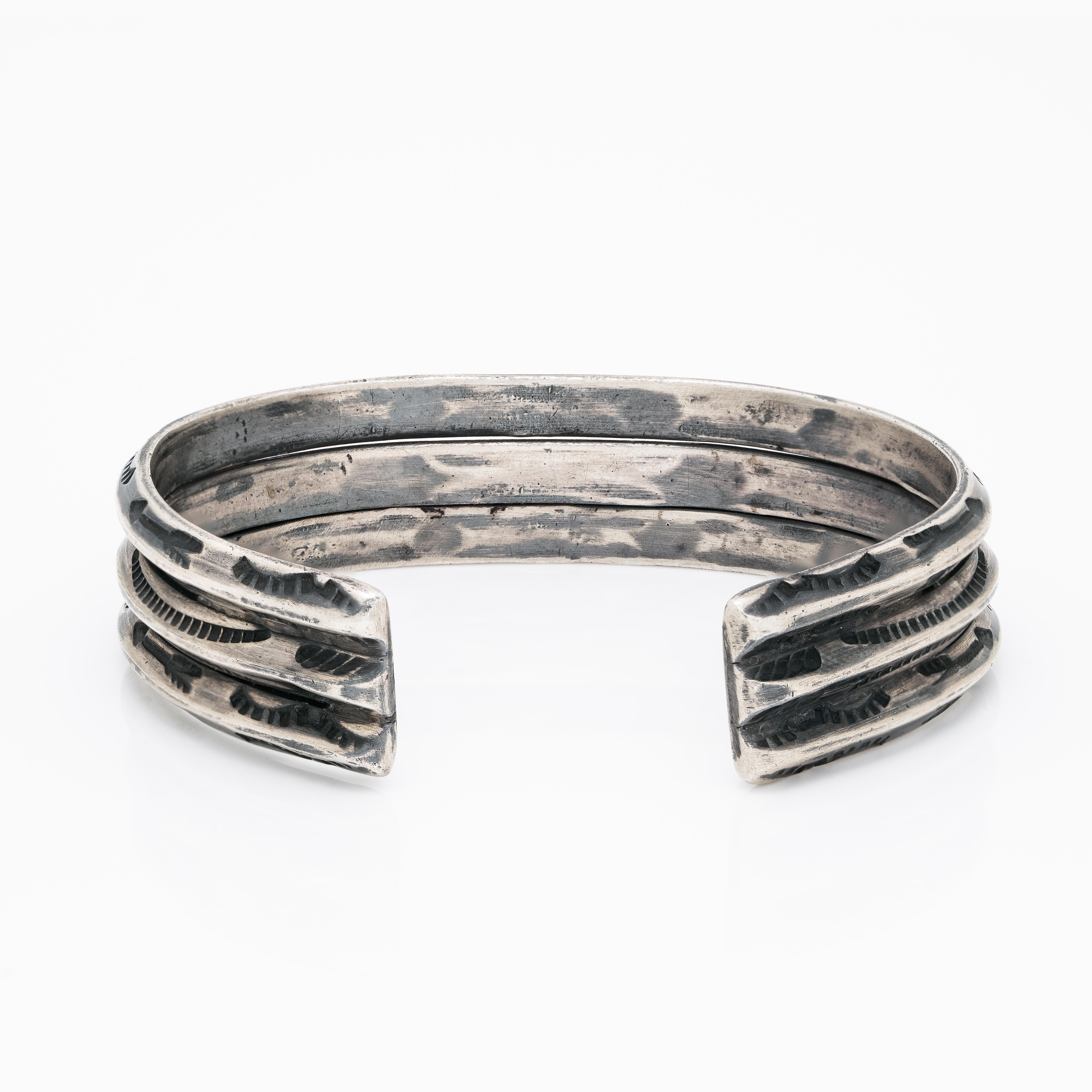 Native American Navajo Silver Double Row Cuff with Hand Engraved Arrow Detail  In Good Condition For Sale In New York, NY