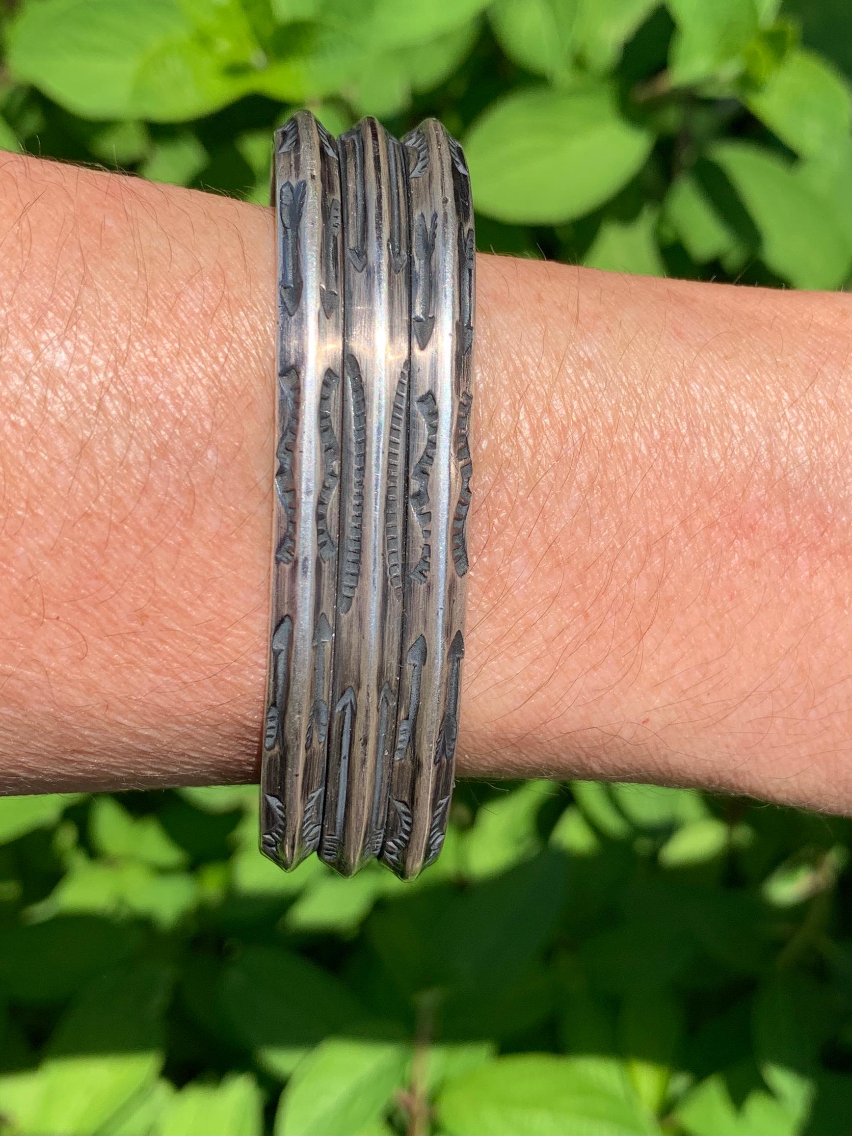 Native American Navajo Silver Double Row Cuff with Hand Engraved Arrow Detail  For Sale 2