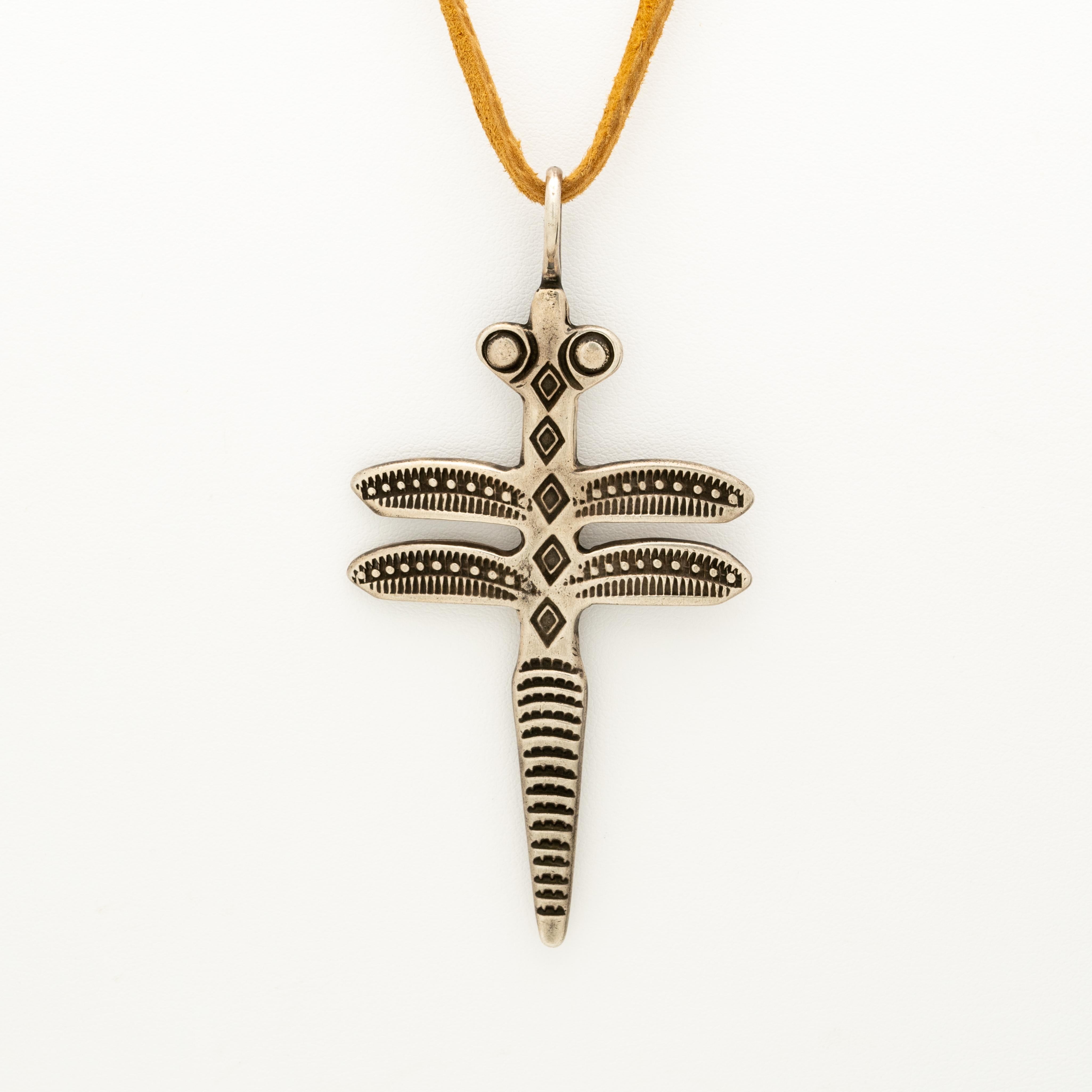 Navajo Silver Dragonfly on natural leather cord

Dragon Fly:
Height: 85mm
Width: 43mm

Leather:
Length: 52cm adjustable

Overall Weight: 19.15 grams heavy and solid