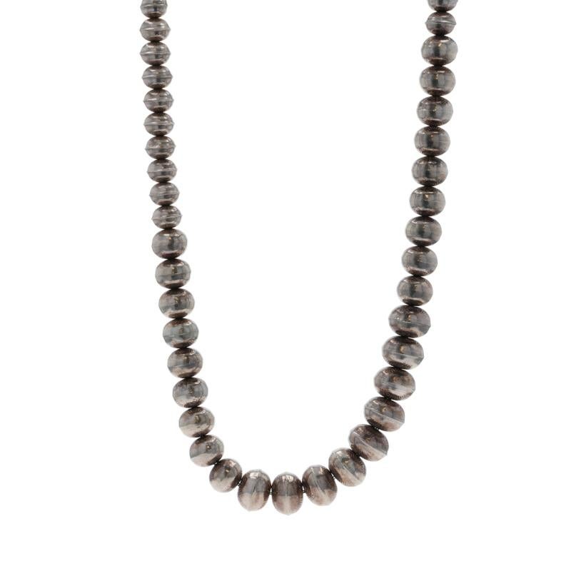 Nativi americani
Affiliazione tribale: Navajo
Epoca: Vintage

Contenuto del metallo: Argento Sterling

Stile della collana: Filo di perline graduato
Tipo di chiusura: Chiusura a gancio
Caratteristiche: Dettagli incisi

Misure

Lunghezza: