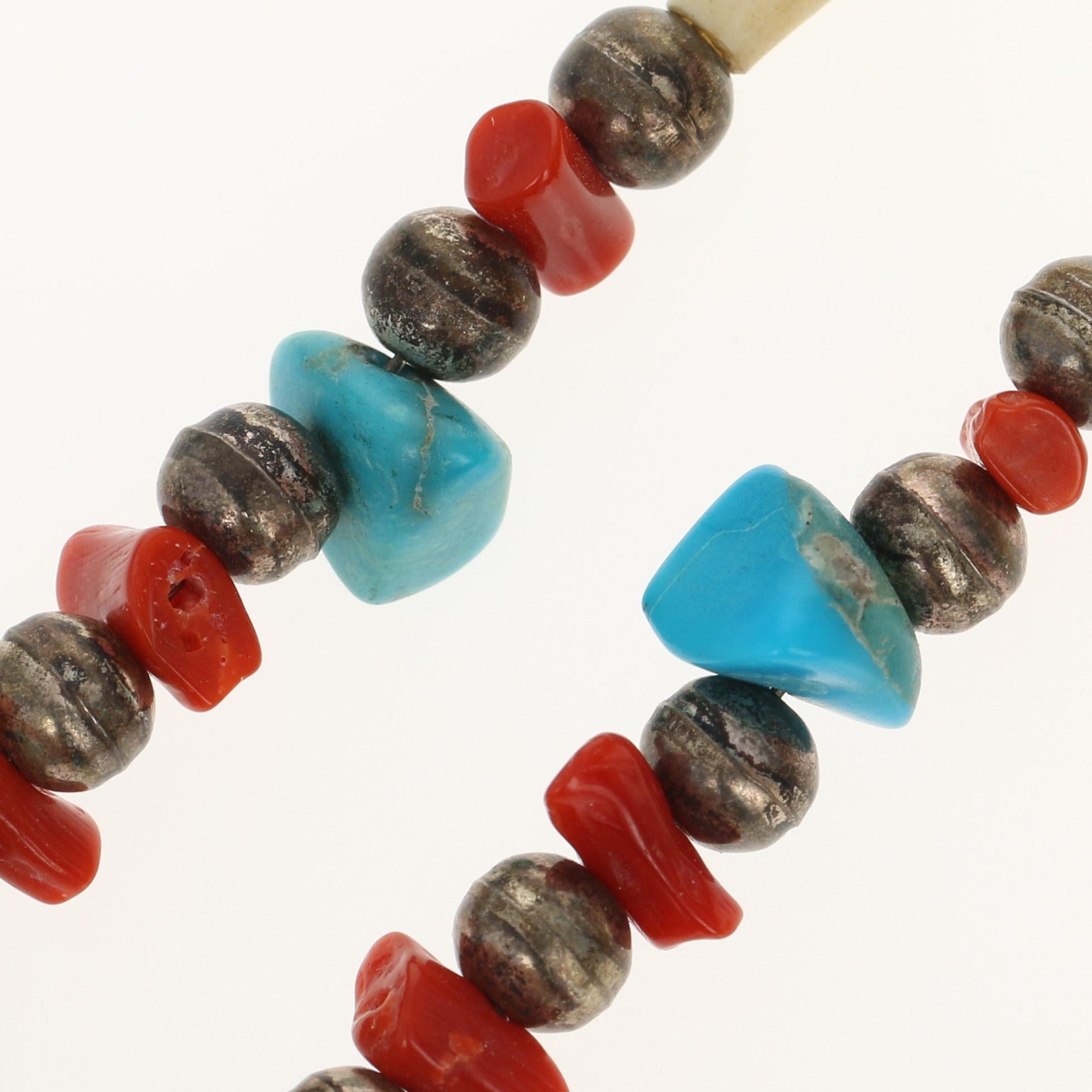 Halskette, Indigene Kunst (Nord-/Südamerika) aus Silber, Hirschknochen und Geweih mit türkisfarbener Korallenschale (Gemischter Schliff) im Angebot