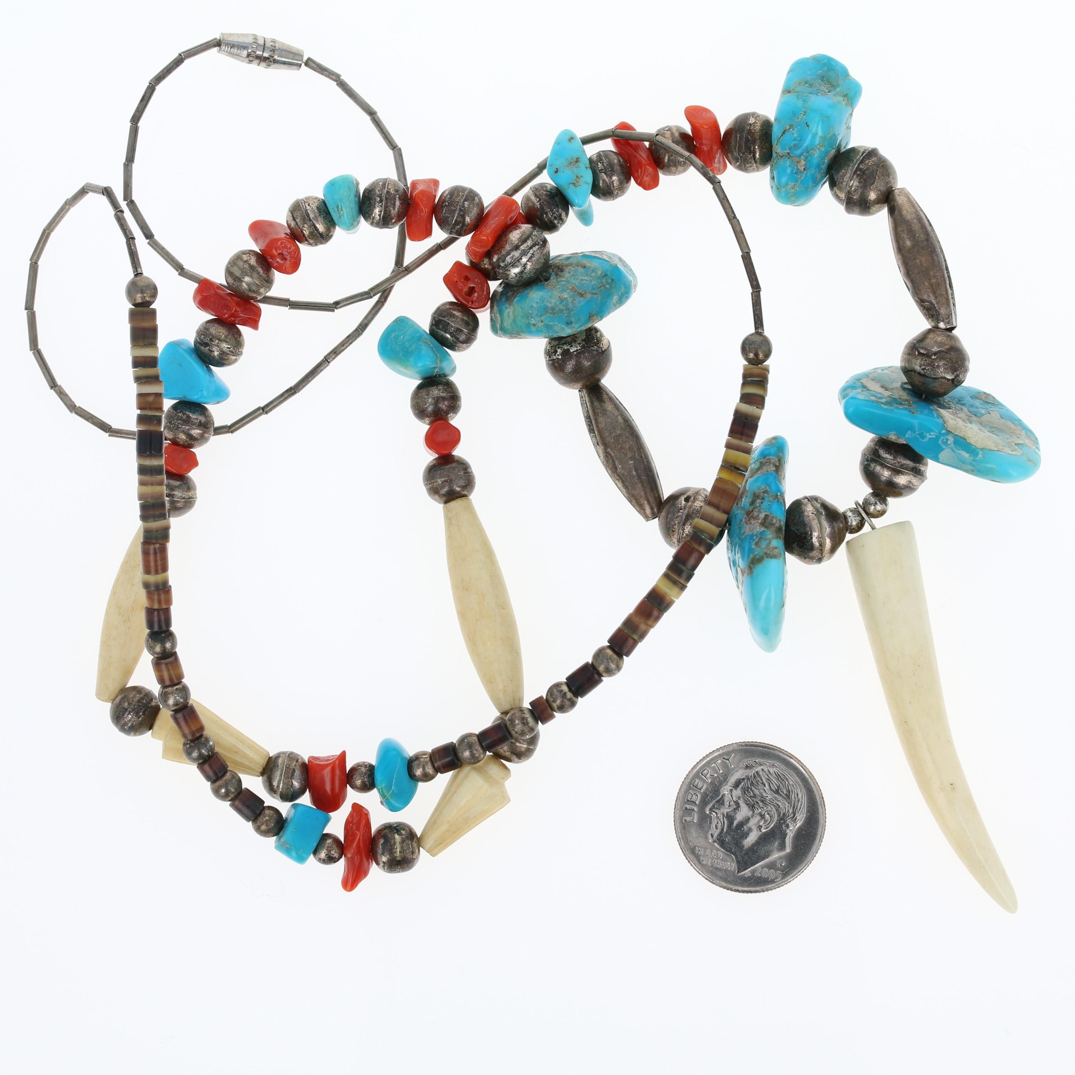 Halskette, Indigene Kunst (Nord-/Südamerika) aus Silber, Hirschknochen und Geweih mit türkisfarbener Korallenschale Damen im Angebot