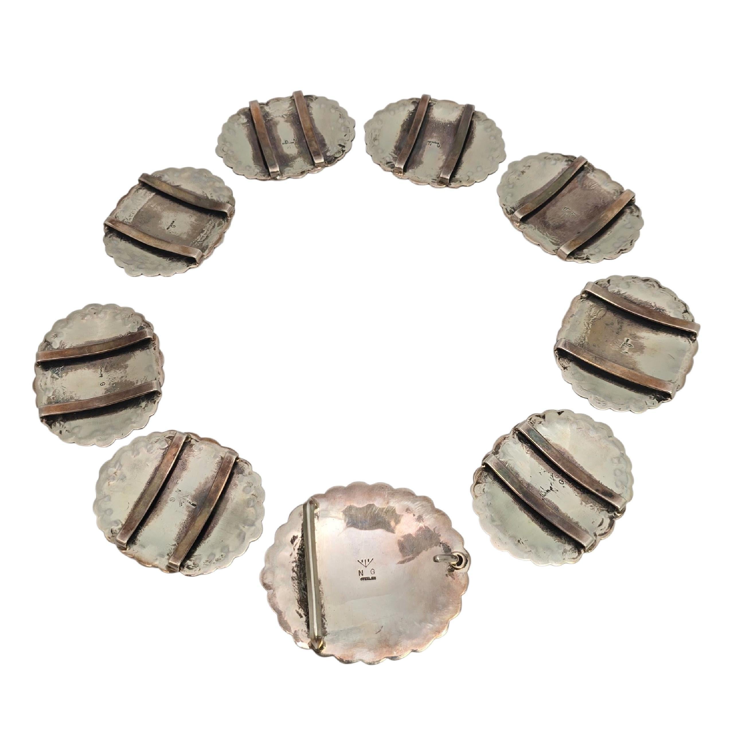 Fibbia e conchiglie in Sugilite d'argento dei nativi americani A. Garcia

Un bellissimo set di fibbie e conchiglie dell'artigiano di Santo Domingo Pueblo Nelson Garcia, che include 1 fibbia e 8 conchiglie. Ogni pezzo presenta una pietra ovale di