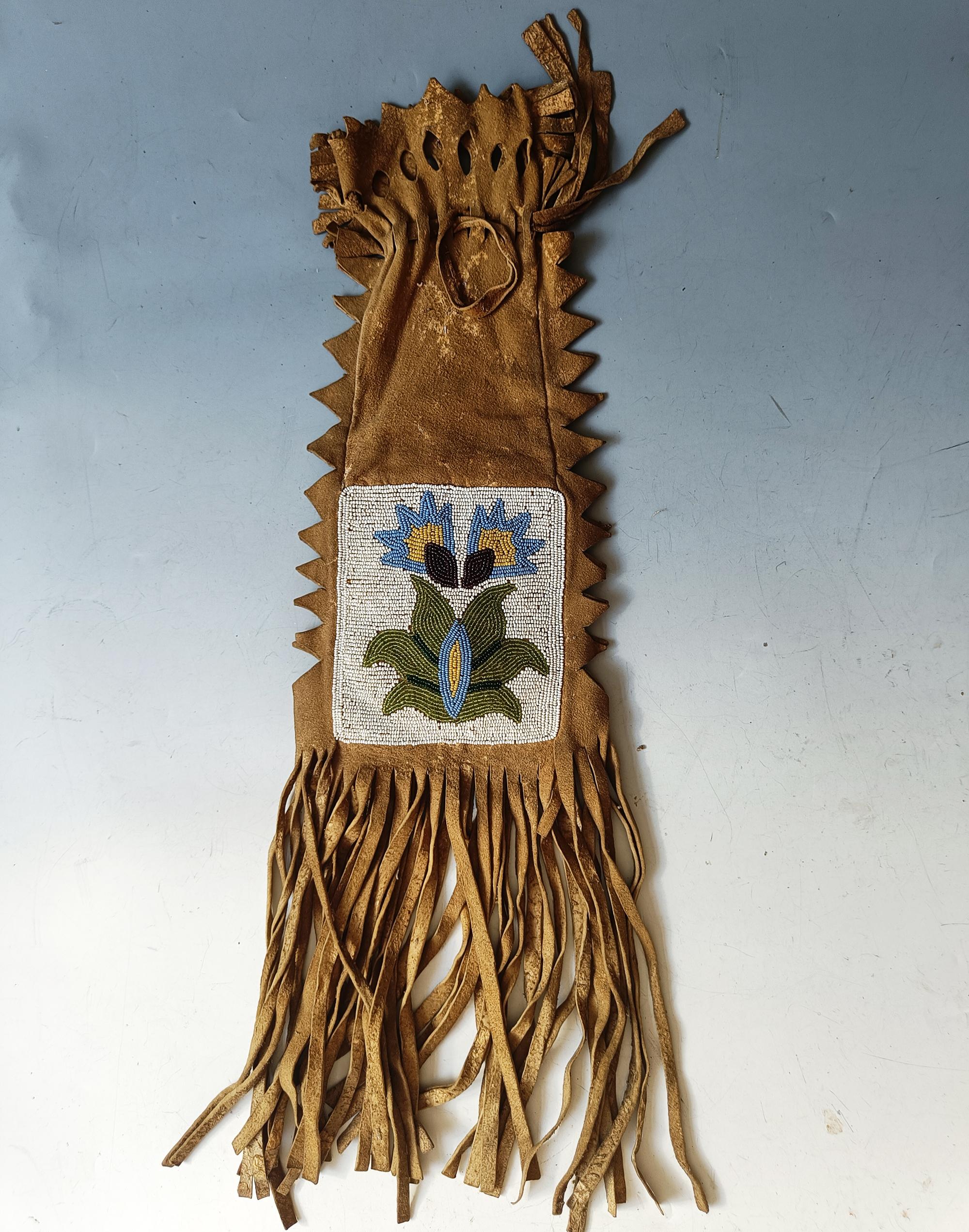 Bolsa para pipas con cuentas Ojibwe Chippewa nativos americanos


Una fina bolsa para pipas con cuentas de los indios americanos ojibwe o chippewa

Piel con borde dentado con paneles de cuentas finas en ambos lados con cuentas de cristal en diseños