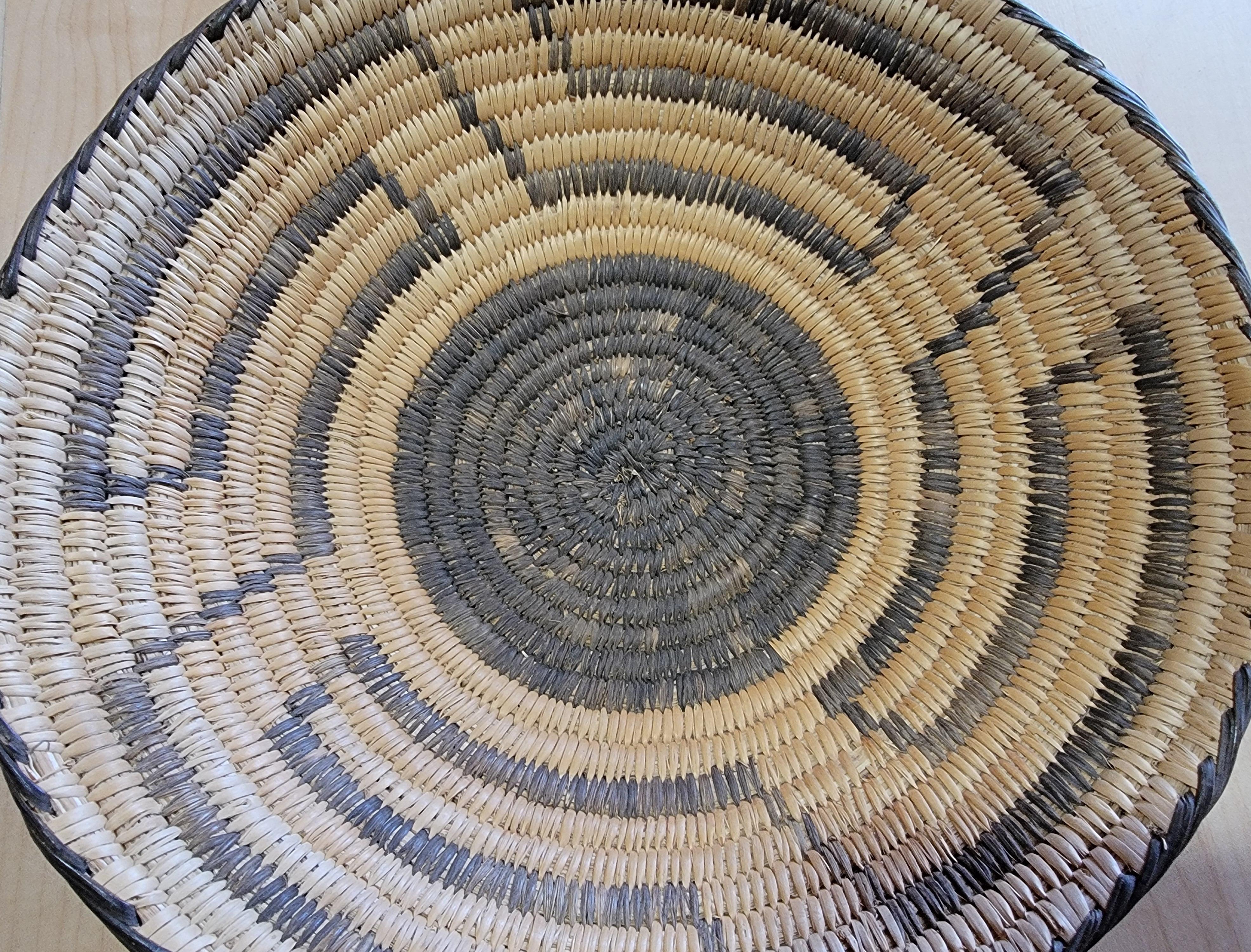 Native American Papago Basket with Geometric Pattern In Good Condition For Sale In Fulton, CA