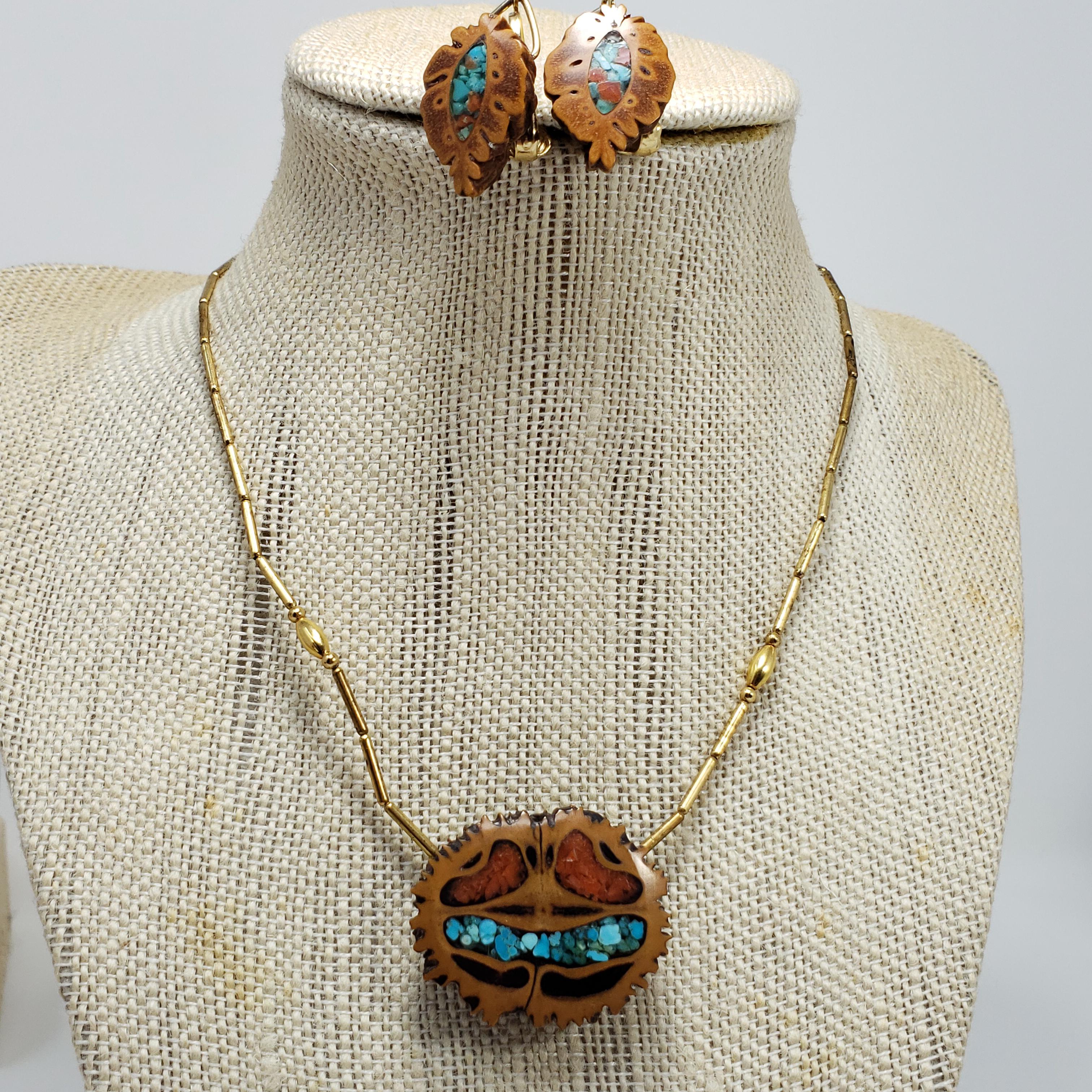 Indigene Kunst (Nord-/Südamerika) Anhänger Halskette Clip-On-Ohrringe in Gold, Türkis, Koralle im Angebot 1
