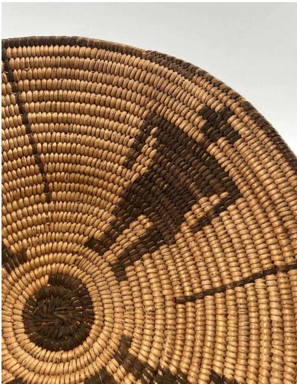 Native American Pima Basket with Geometric Figural Motif In Good Condition For Sale In Bradenton, FL