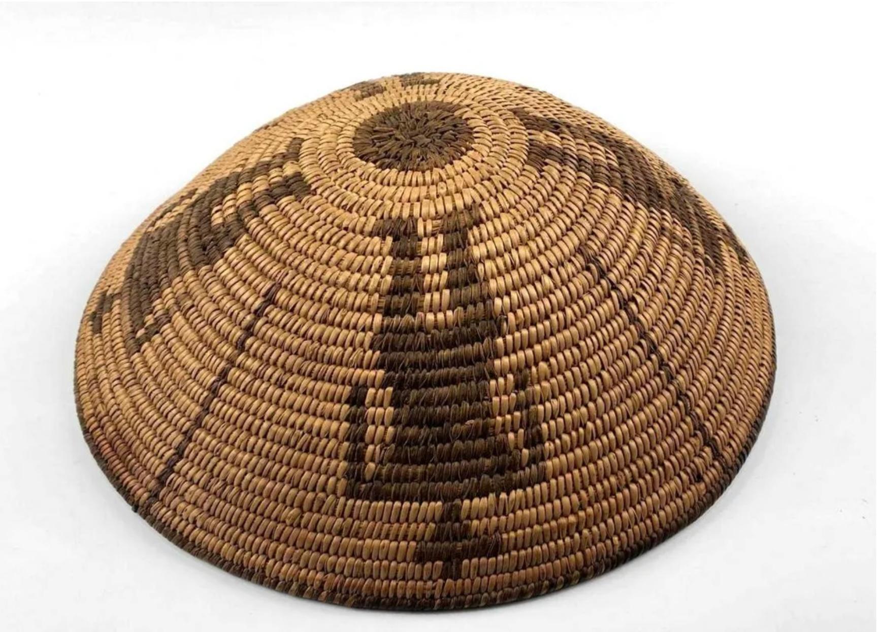 Native American Pima Basket with Geometric Figural Motif For Sale 3