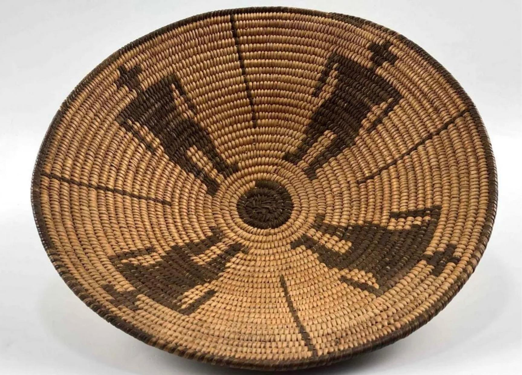 Native American Pima Basket with Geometric Figural Motif For Sale 4