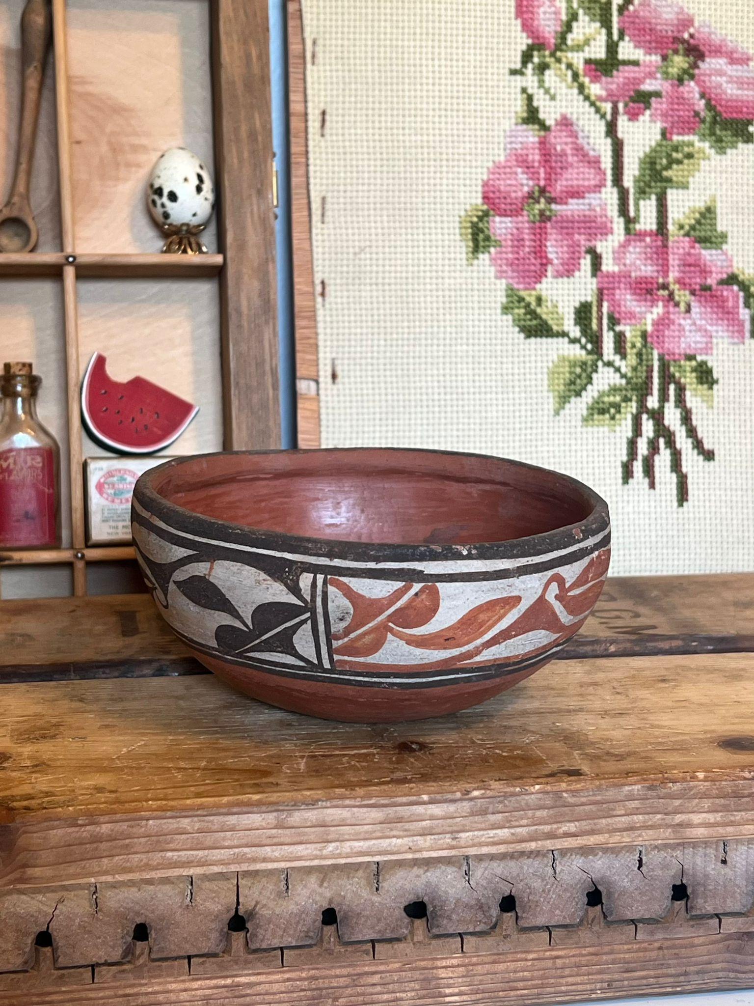 Excelente estado vintage. Cuenco decorado Pueblo. Posiblemente hacia 1930. Estado Vintage, como en la foto. El anuncio se refiere únicamente al artículo descrito. Caja H6

Dimensiones. 5,5 Diámetro ; 2,50 H