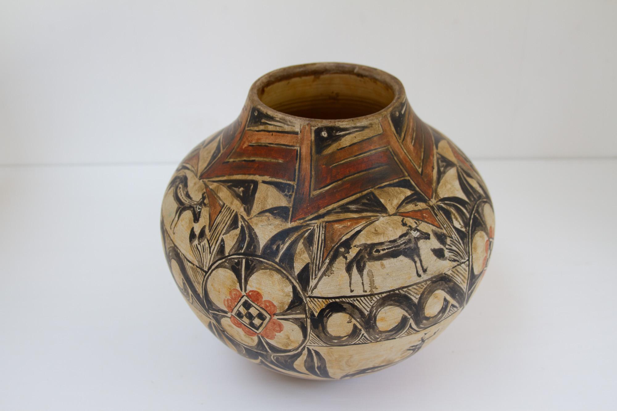 Native American Pueblo Olla Pottery, 1930s. In Good Condition In Asaa, DK
