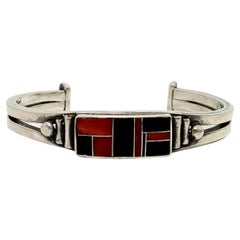 Bracciale in corallo e onice dei nativi americani Ray Tracey Knifewing Seguara in sterling