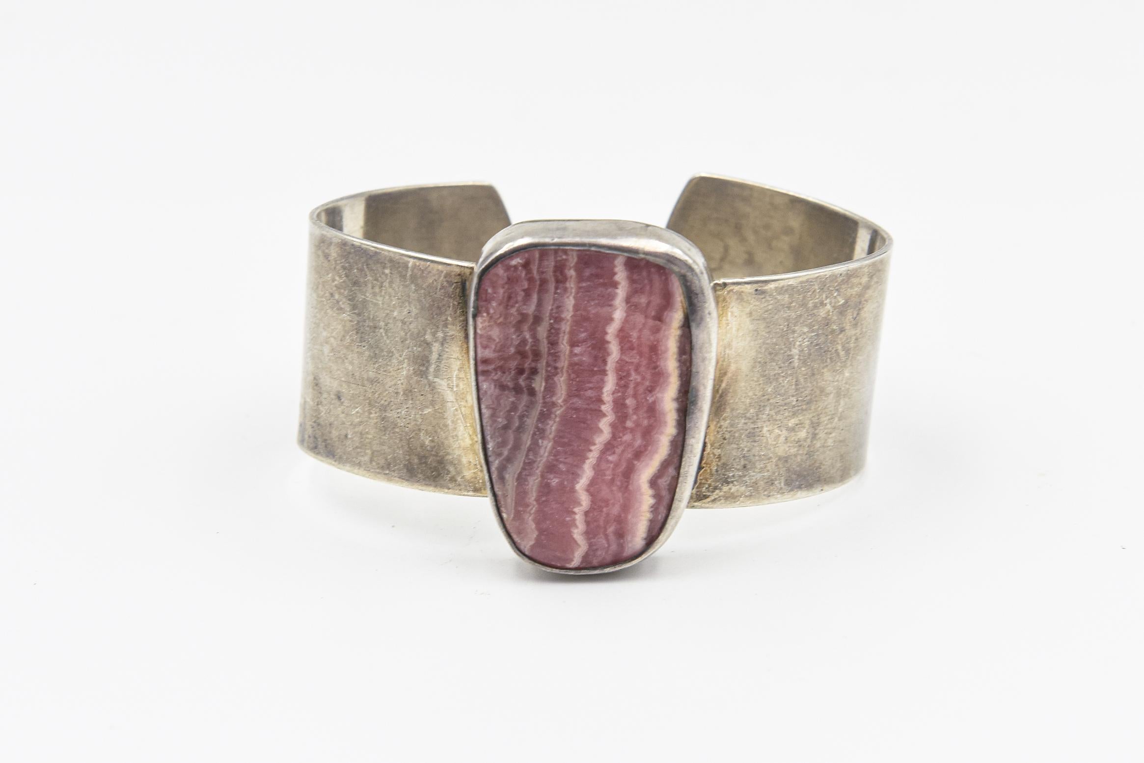 Native American sterling silver and rhodochrosite cuff bracelet.
Stone area: 1.46