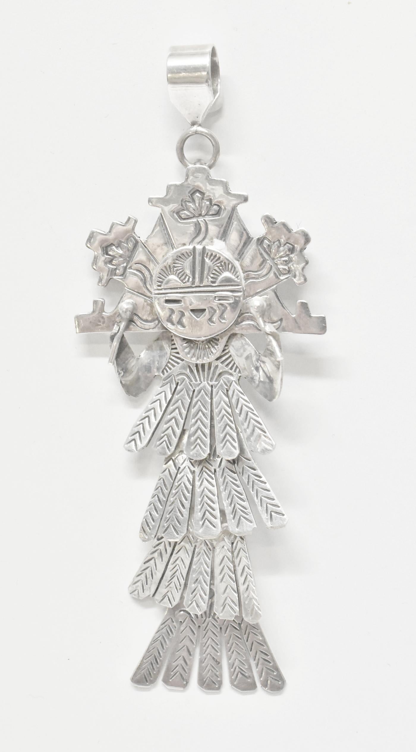 Amerikanischer Shalako-Kachina-Anhänger von Esther Wood. Esther Wood ist eine Navajo-Silberschmiedin und Juwelierin. Mehrere Werke von ihr wurden im Smithsonian ausgestellt. Dieses schöne Stück aus Sterlingsilber im Design der Shalako Kachina als