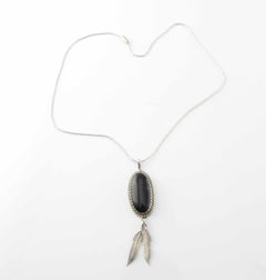 Collier de plumes en argent sterling et onyx noir signé K, amérindien