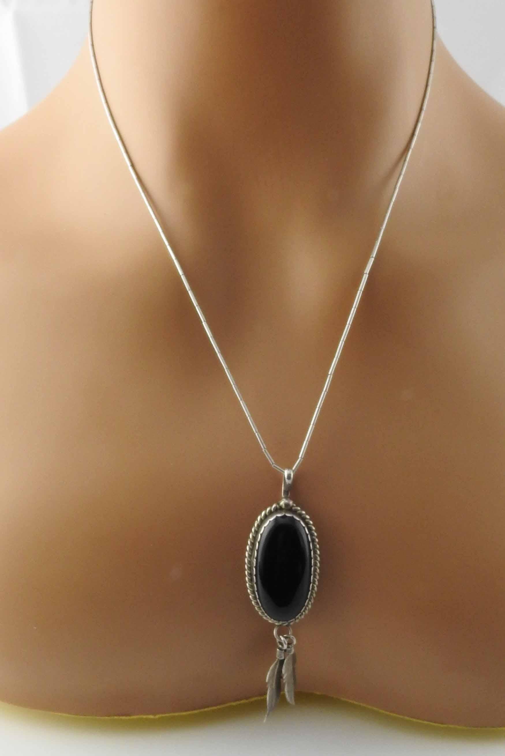 Native American Signed K Black Onyx Sterling Silver Feathers Necklace In Good Condition In Washington Depot, CT