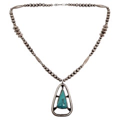 Collier de perles en argent amérindien signé MB avec grand pendentif en turquoise