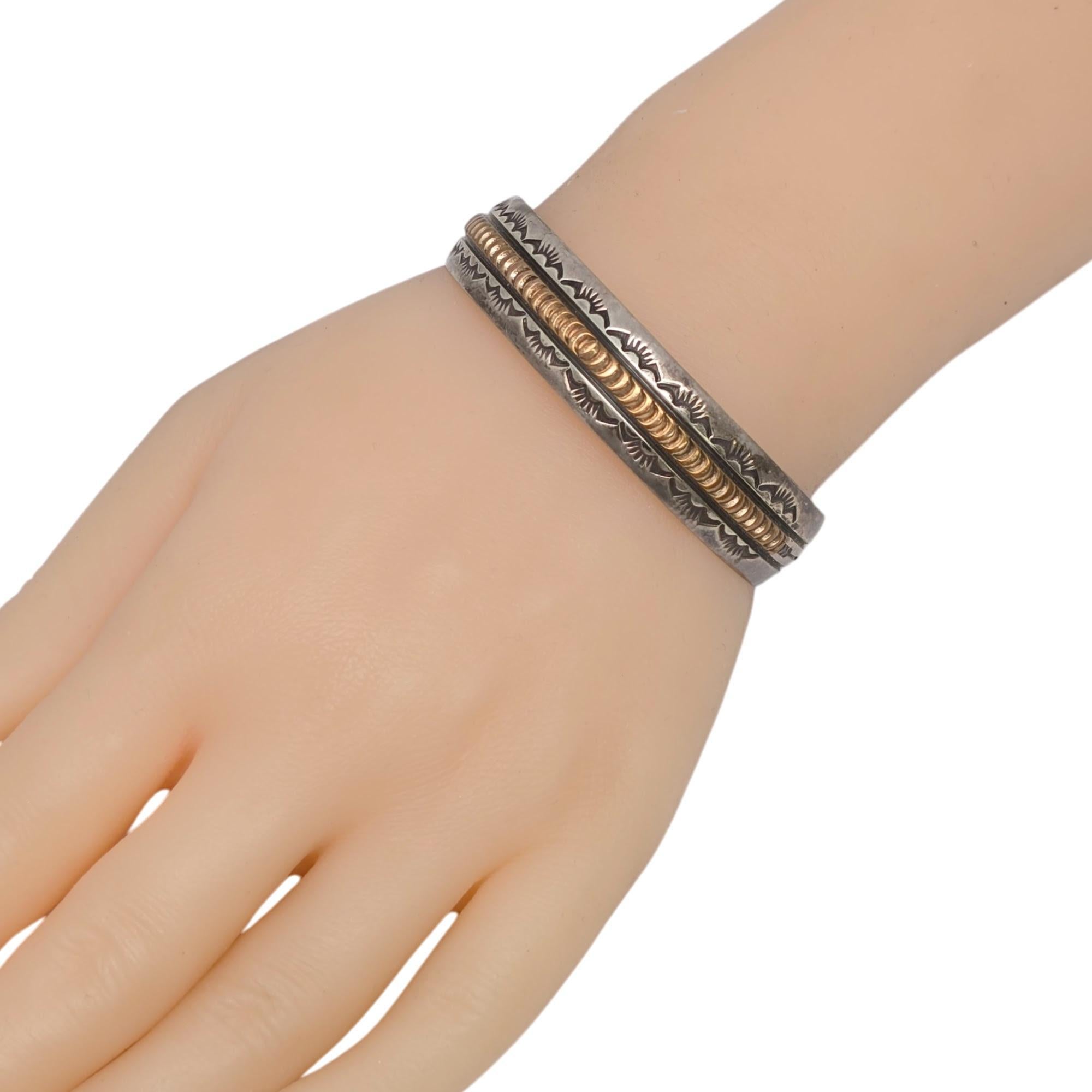 Manchette amérindienne signée R, estampillée or et argent sterling 20838 en vente 5