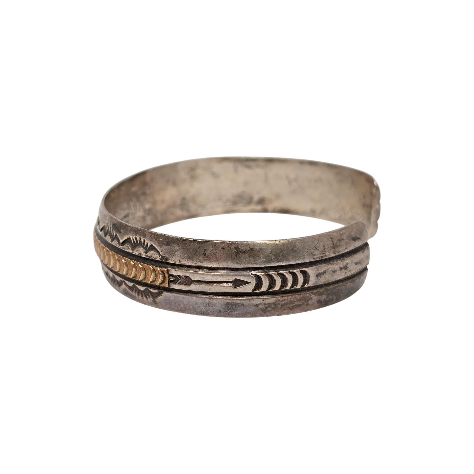 Amérindien Manchette amérindienne signée R, estampillée or et argent sterling 20838 en vente