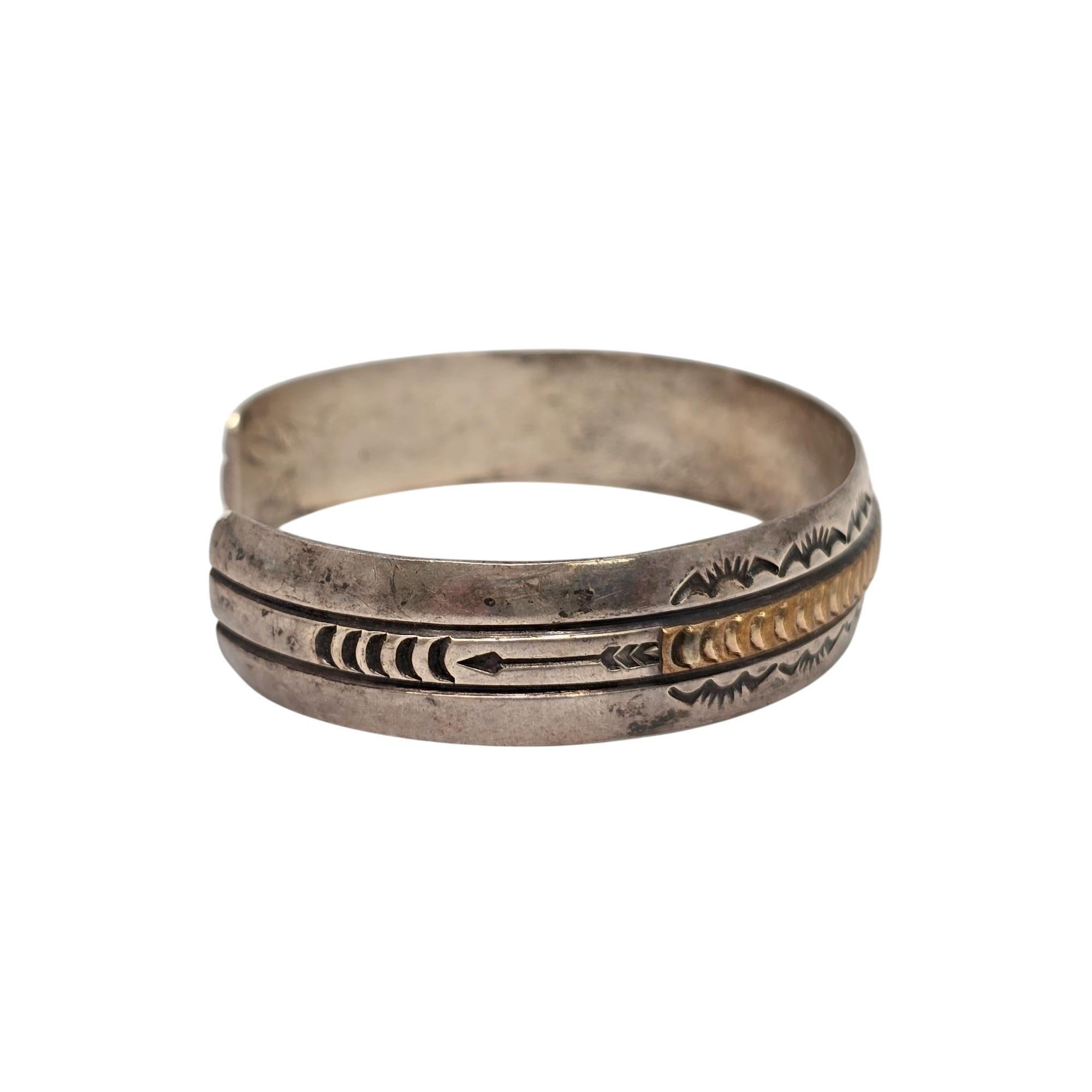 Manchette amérindienne signée R, estampillée or et argent sterling 20838 Pour femmes en vente