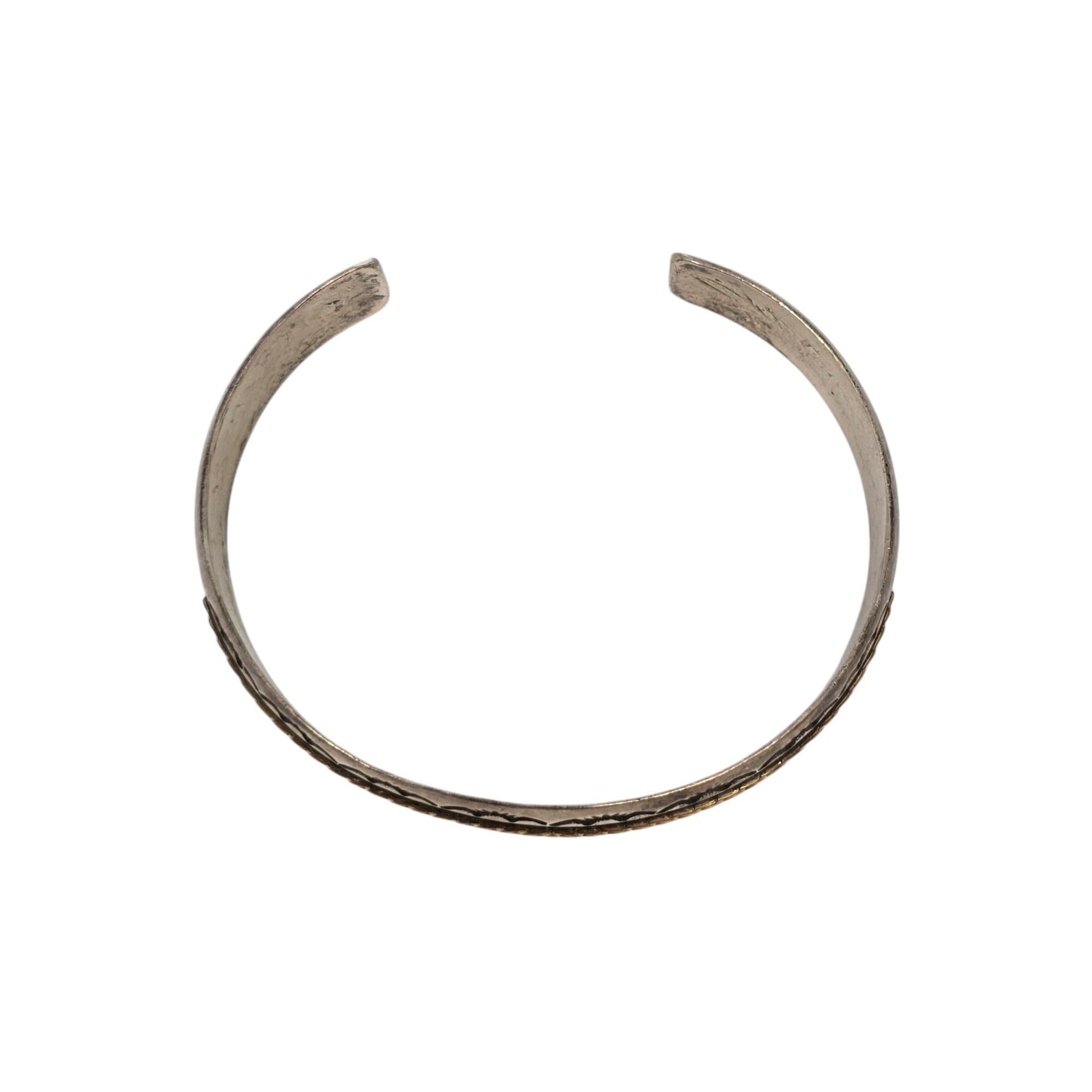 Manchette amérindienne signée R, estampillée or et argent sterling 20838 en vente 1