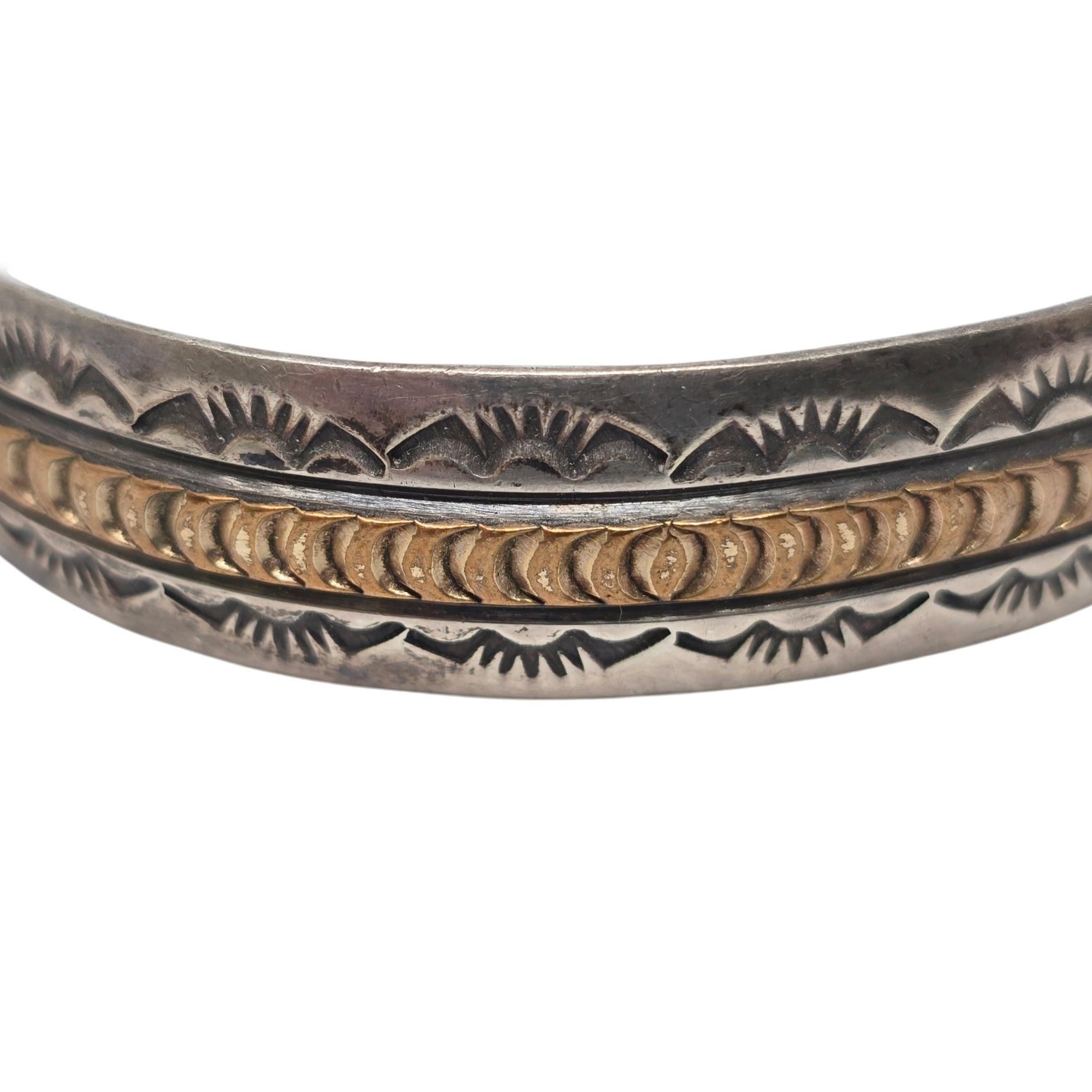 Manchette amérindienne signée R, estampillée or et argent sterling 20838 en vente 2