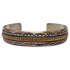 Pulsera brazalete de plata de ley con acento dorado firmada por un indio americano 20838