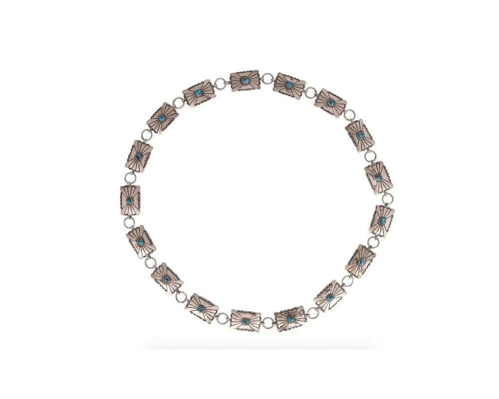 Une ceinture amérindienne Navajo en argent concho avec des turquoises incrustées. Poids : 139.6 grammes. Les Navajo sont un peuple amérindien du sud-ouest des États-Unis, célèbre pour ses bijoux en argent. Bijoux tribaux amérindiens pour