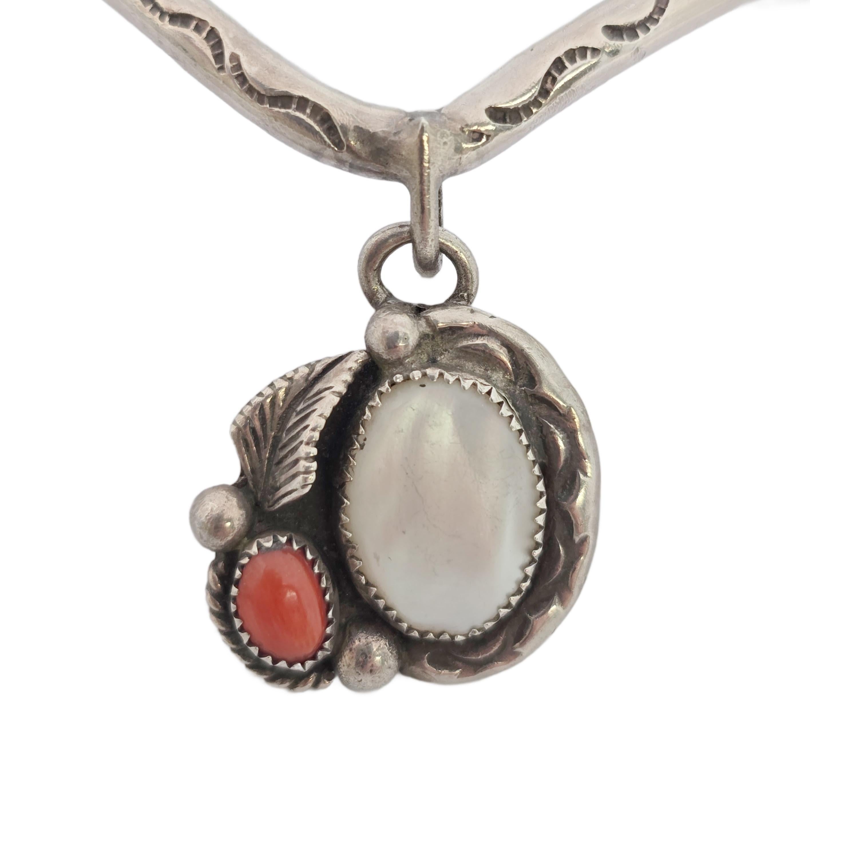 Donna Bracciale a V d'argento dei nativi americani con pendaglio #19878 in vendita