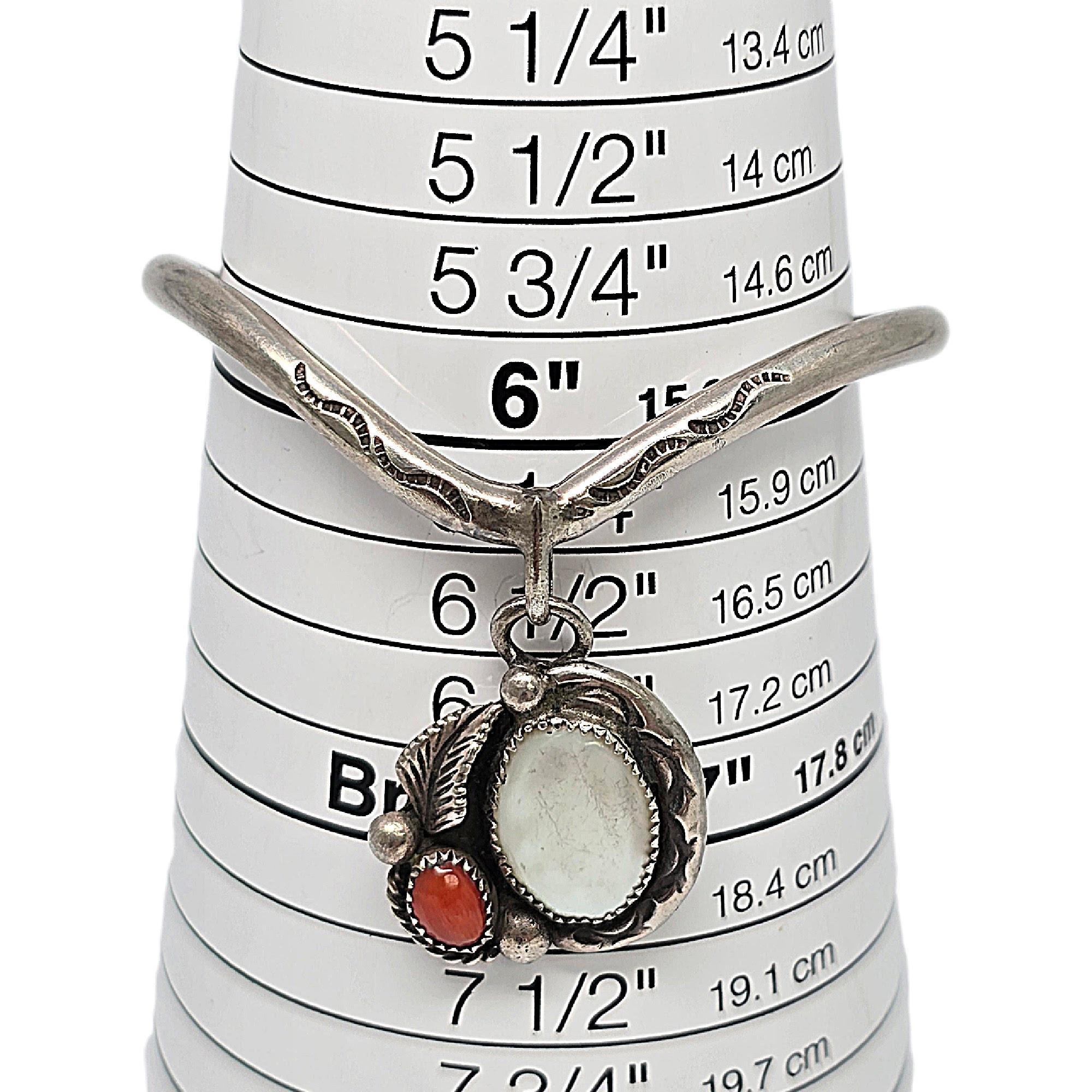 Bracciale a V d'argento dei nativi americani con pendaglio #19878 in vendita 3