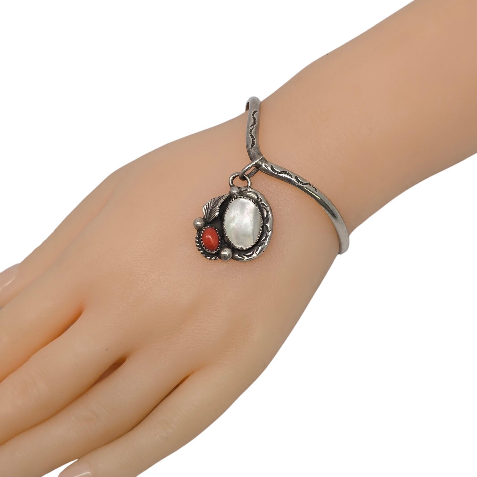 Bracciale a V d'argento dei nativi americani con pendaglio #19878 in vendita 4