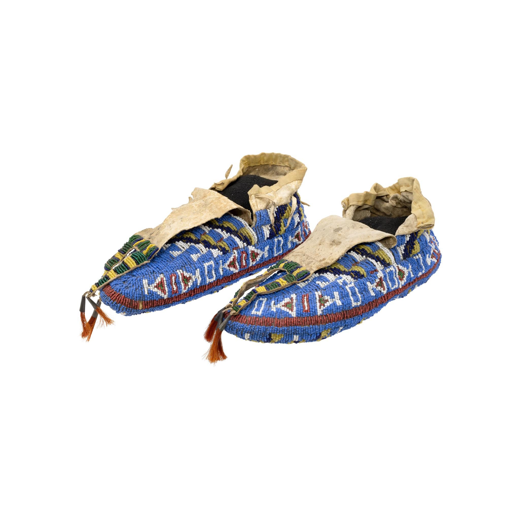 Native American Sioux Fully Beaded Moccasins In Good Condition For Sale In Coeur d'Alene, ID