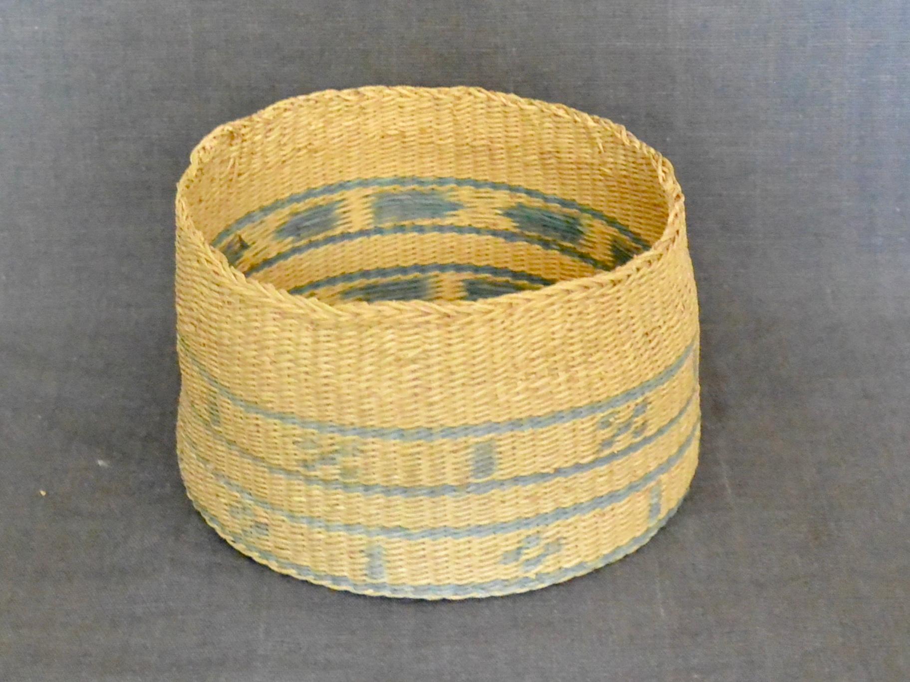 Native American small basket. Small finely woven natural sea grass basket with decorative geometric bands in baby blue, North America, late 19th century.
Dimension: 4.5