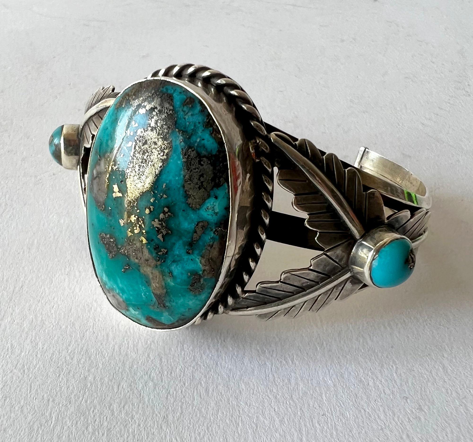 Bracelet amérindien en argent sterling avec une grande turquoise ovale, fabricant inconnu. Le bracelet mesure 5,5