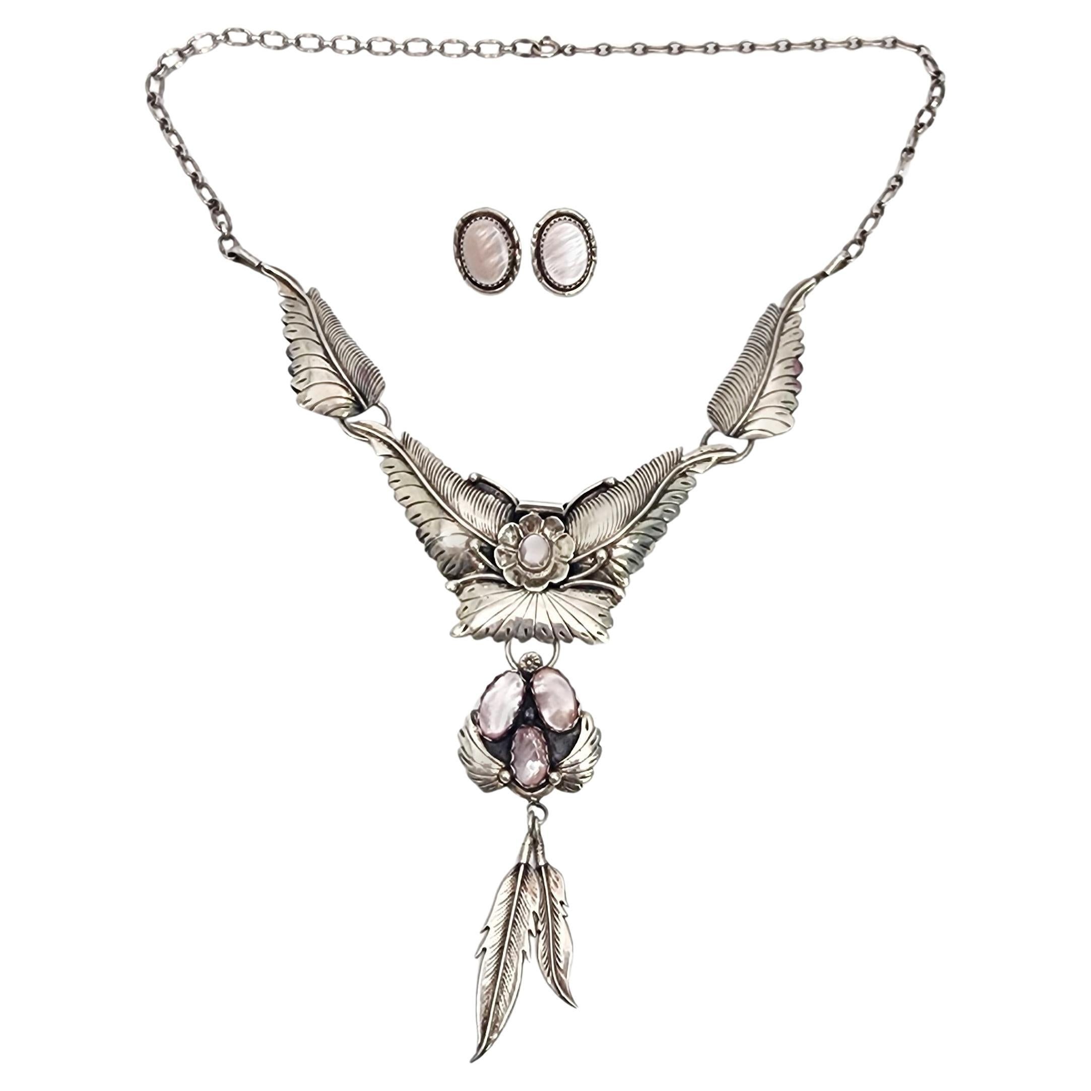 Ensemble collier et boucles d'oreilles amérindiennes en argent sterling rose avec plumes de coquillage n° 16498