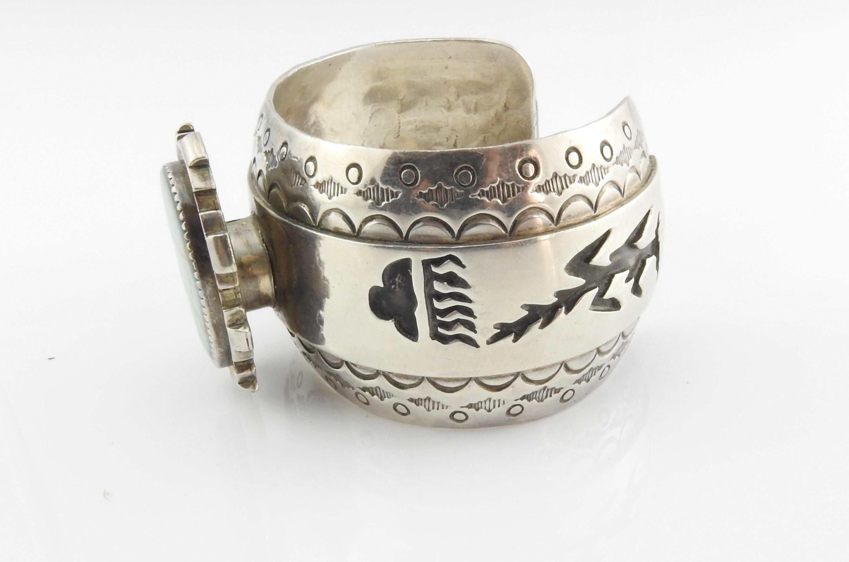 Native American geschichtet Sterling Silber Manschette Armband mit geposteten Lünette gesetzt Türkis.

Gezeichnet: EM Sterling.

Manschette misst: 6