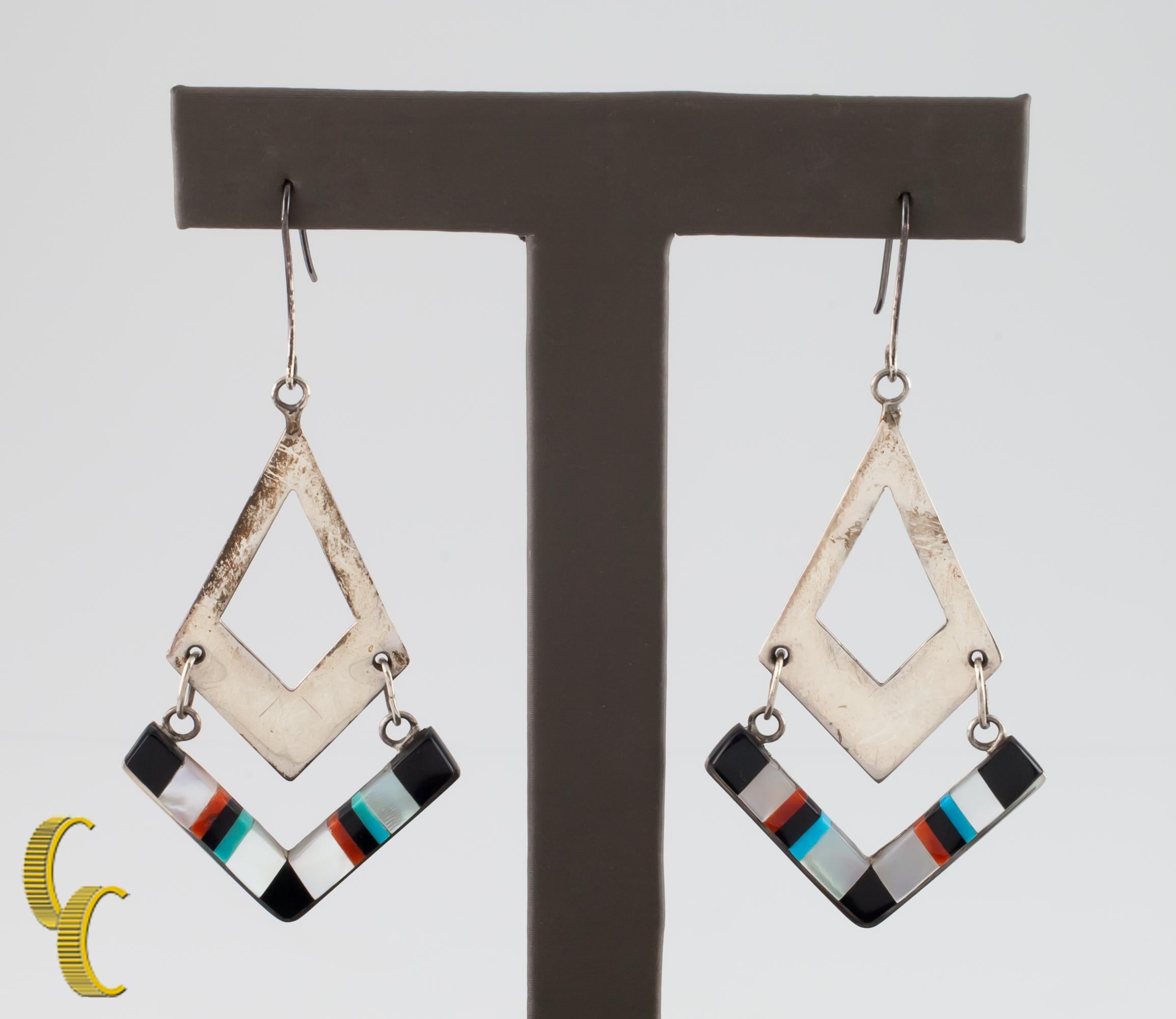 Ohrringe aus indianischem Sterlingsilber mit Kronleuchter.
Mit Koralle, Türkis, Perlmutt und Onyx in Silber gefasst.
Hakenverschlüsse mit französischer Schlaufe.
Länge: 50 mm.
Breite: 3-28 mm.
Metall: 0,925 Sterling Silber.
Gewicht: 6,6 Gramm.
