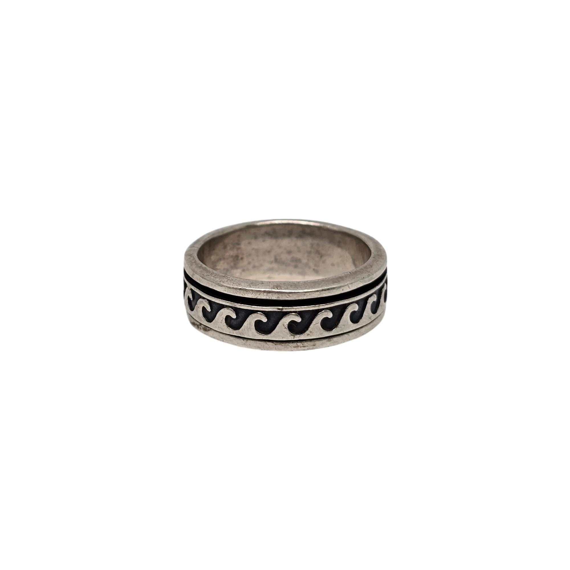 Anillo de plata de ley con banda ondulada superpuesta, obra de un artesano nativo americano.

Talla 9

Esta pieza presenta un diseño ondulado en la técnica de superposición.

Pesa aproximadamente 9,0 g, 5,8 dwt

Mide aproximadamente 5/16