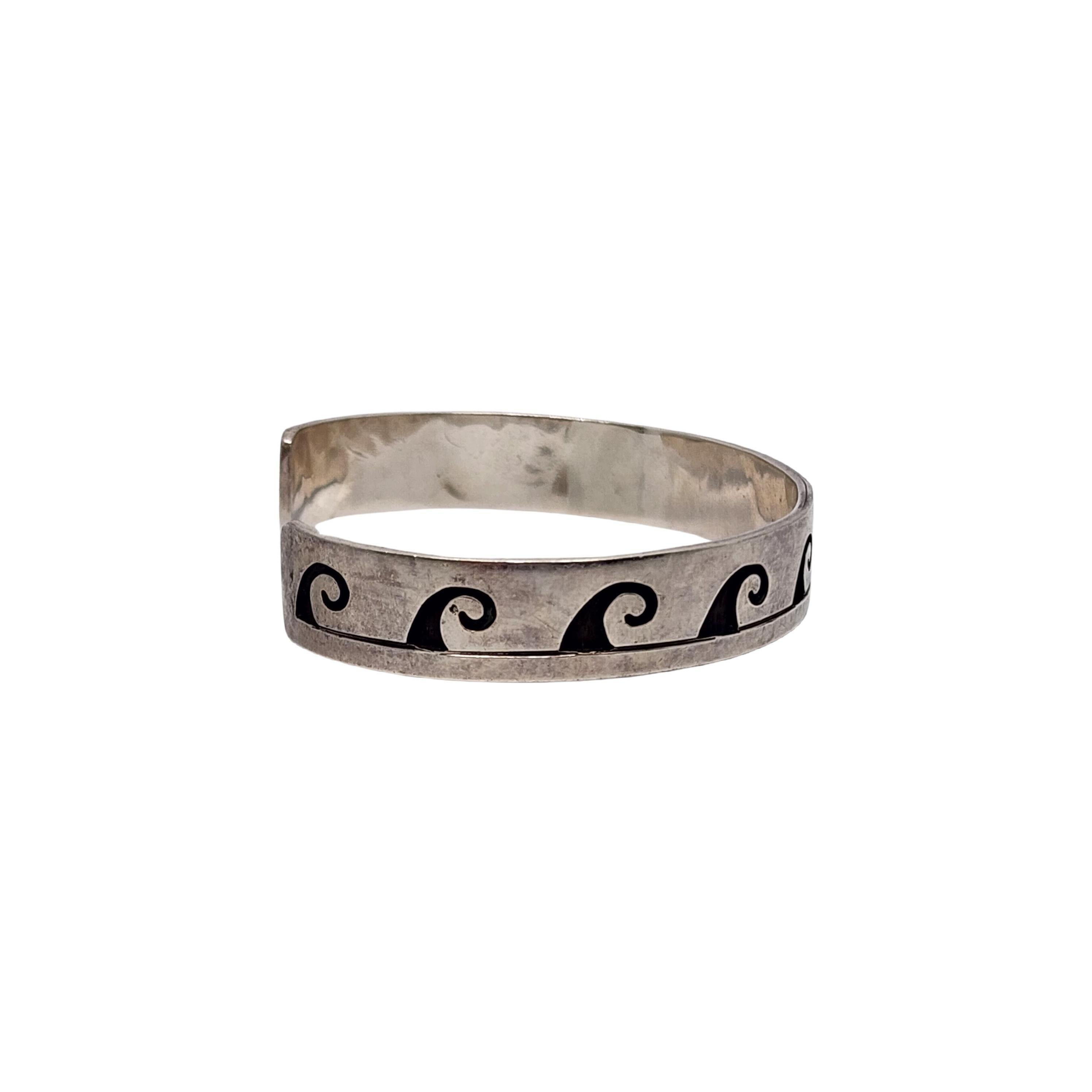 Bracelet manchette en argent Native American Wave Overlay #17668 Bon état - En vente à Washington Depot, CT