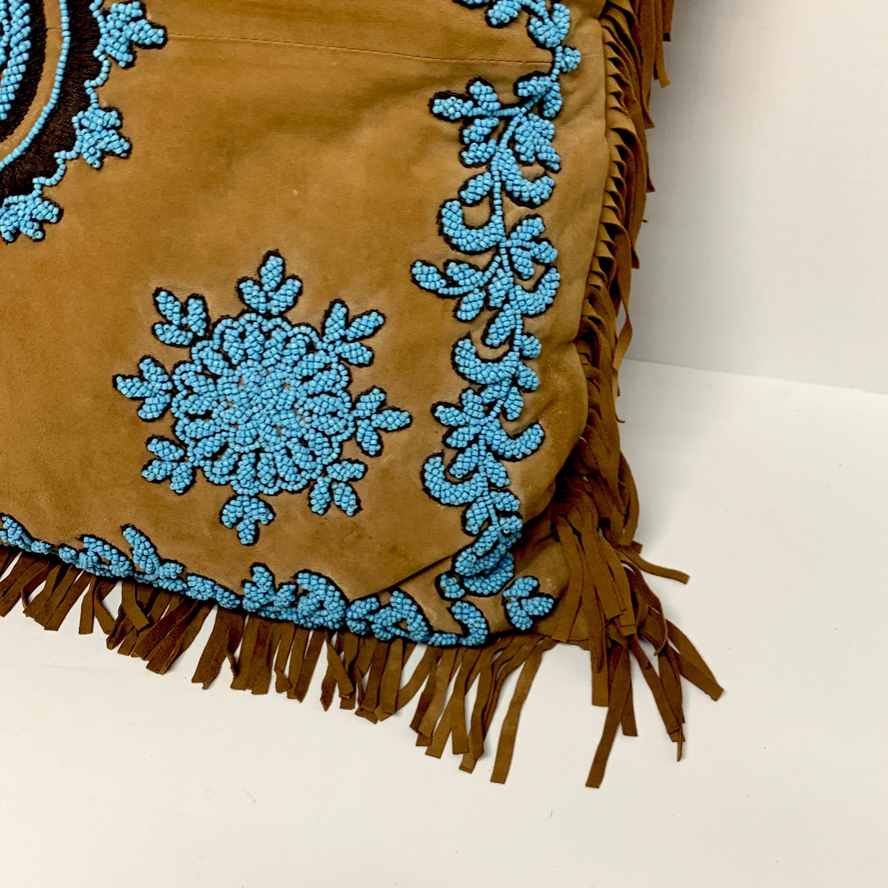 Native American Style Wildleder-Kissen mit türkisfarbener Glasperlenstickerei (Indigene Kunst (Nord-/Südamerika)) im Angebot